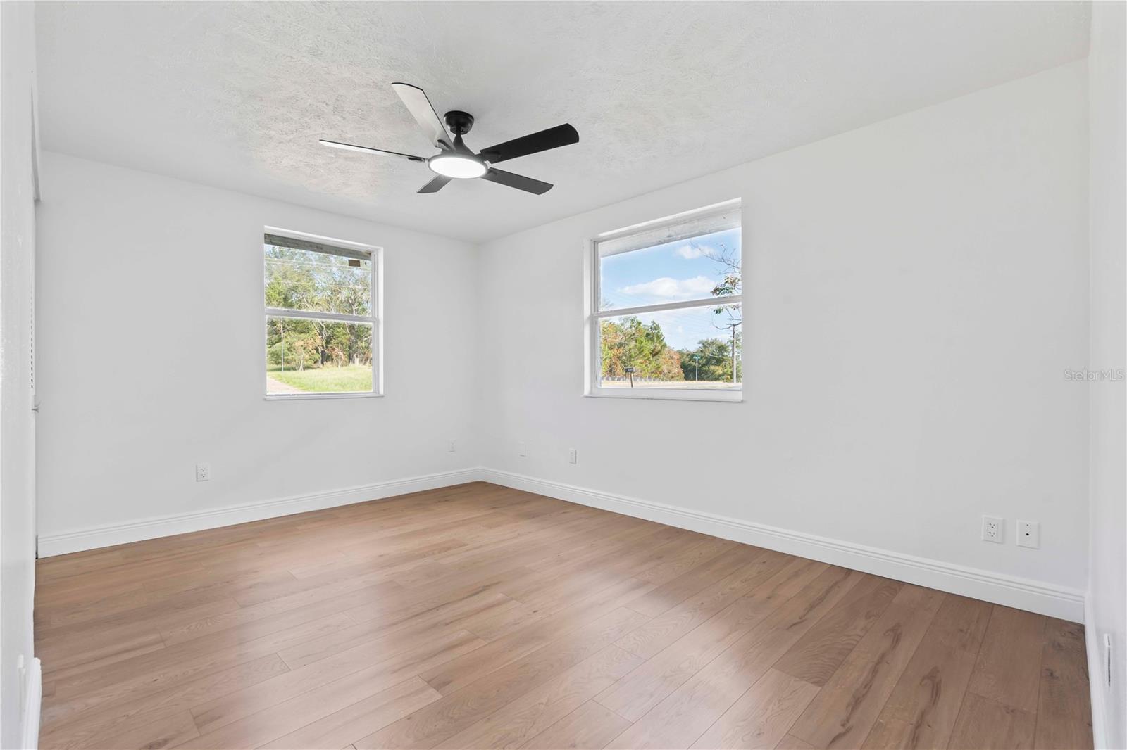 Additional bedroom suitable for guests or home office