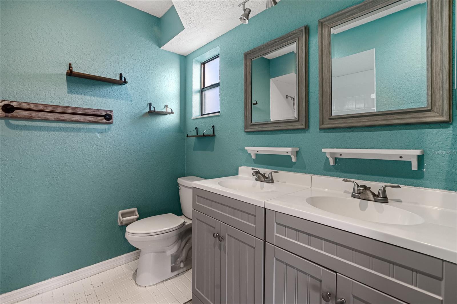 Master bathroom with double sinks!!