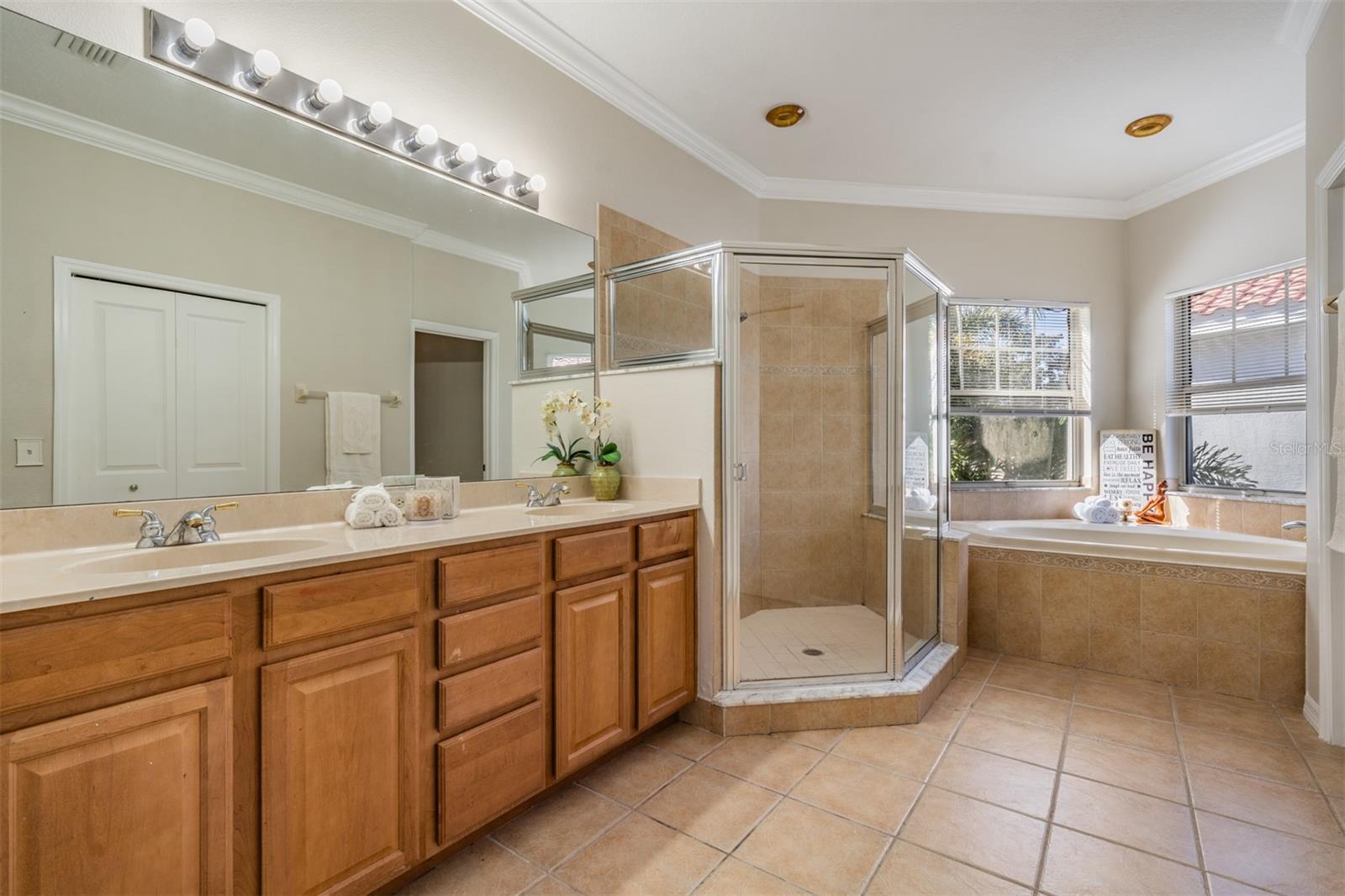 upper level primary en suite bath