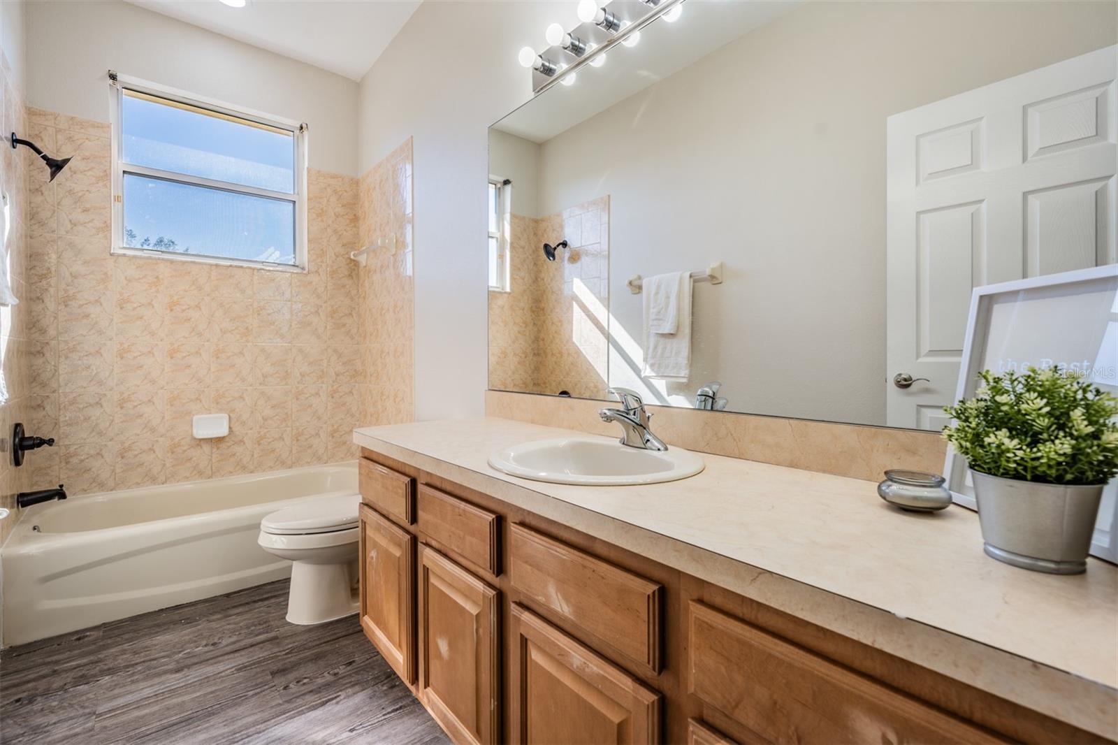 upstairs full hall bath