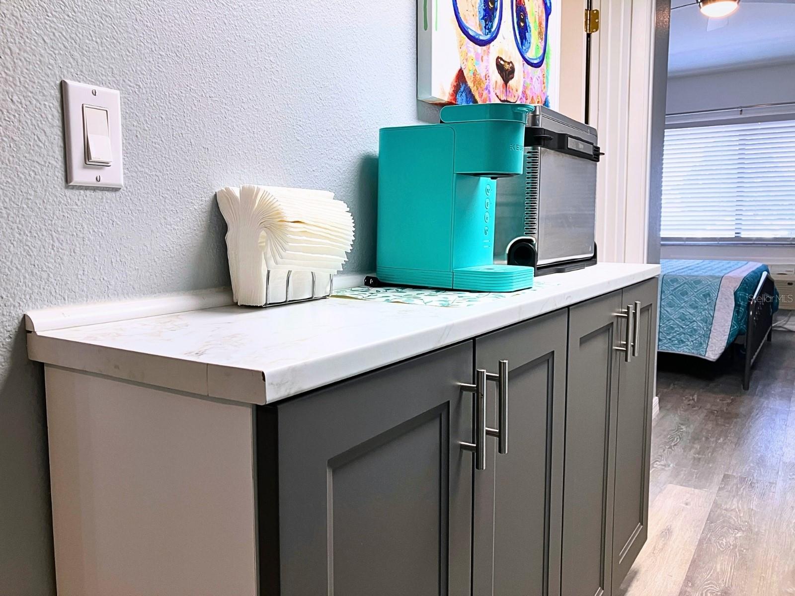 All kitchen appliances convey