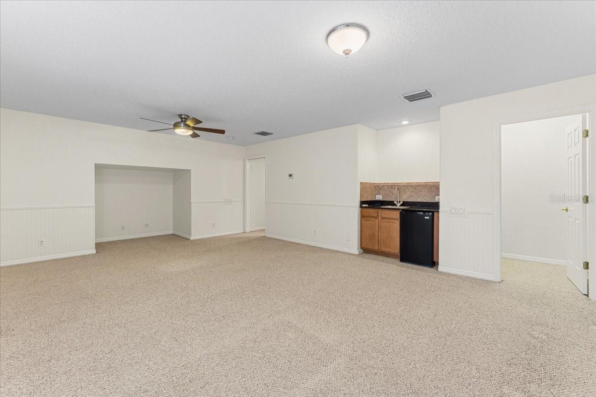 Bonus Room with wet bar and huge closet