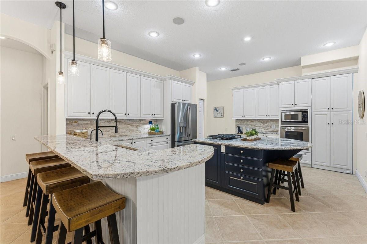 Large peninsula with barstools