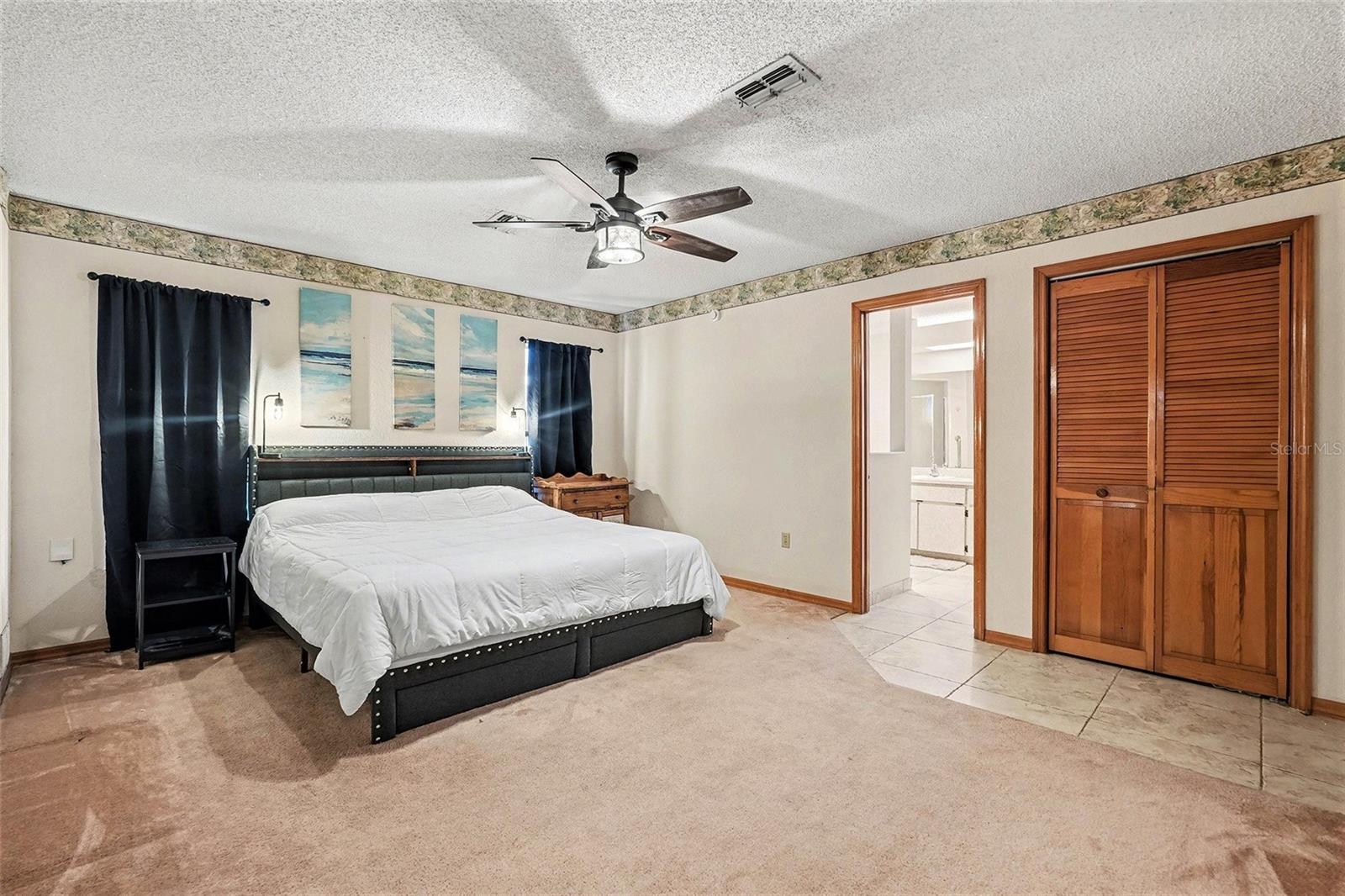 Main bedroom with en-suite bathroom