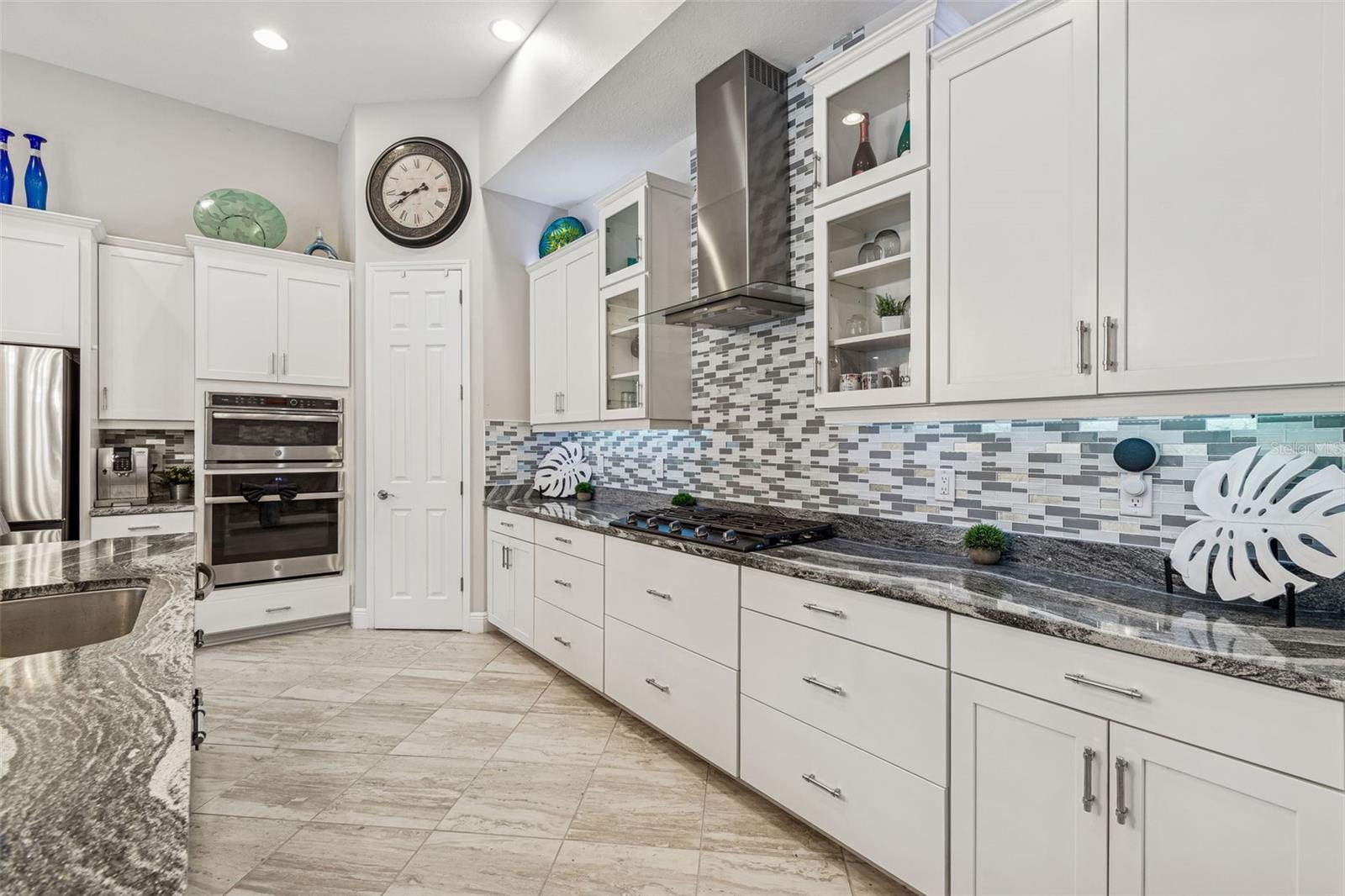 GRAND KITCHEN W/BACKSPLASH, LED LIGHTING, GLASS CABINETS & LARGE DRAWERS