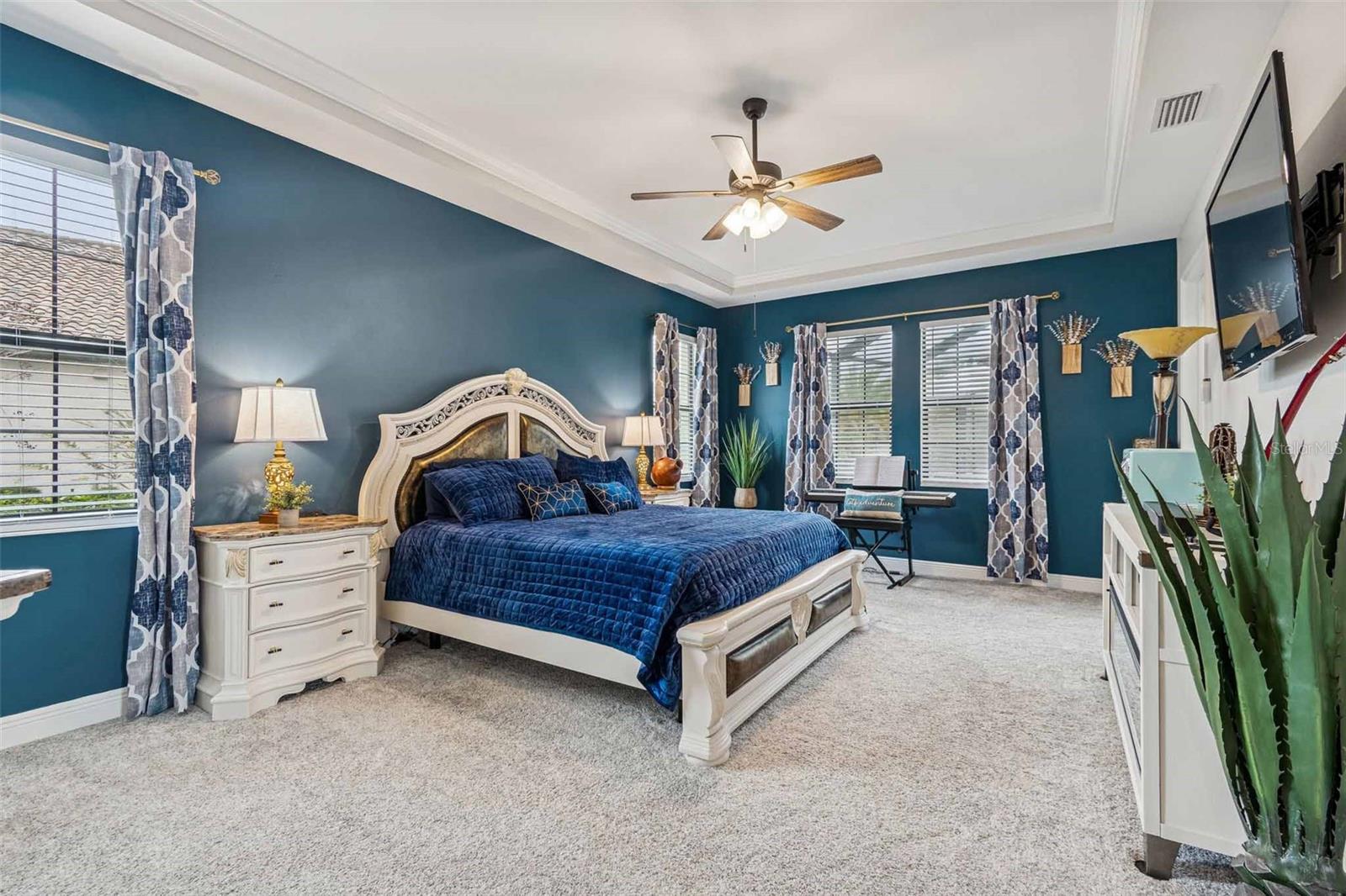 SPACIOUS OWNER'S RETREAT W/LOTS OF NATURAL LIGHT + DOOR TO LANAI & POOL