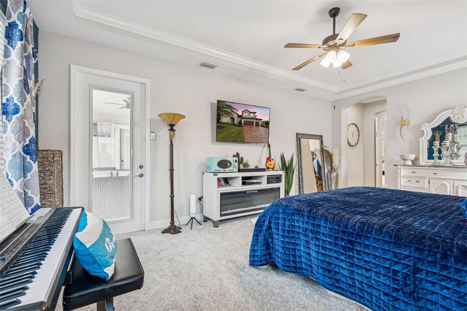 SPACIOUS OWNER'S RETREAT  W/LOTS OF NATURAL LIGHT + DOOR TO LANAI & POOL