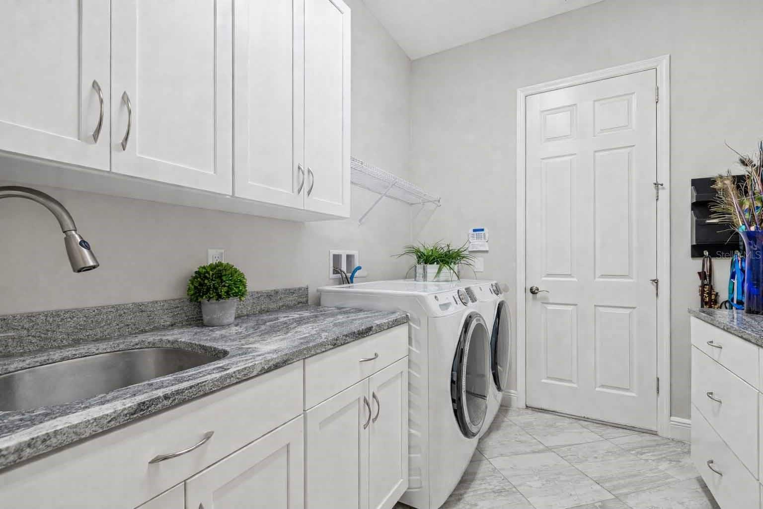 BEAUTIFUL LAUNDRY ROOM