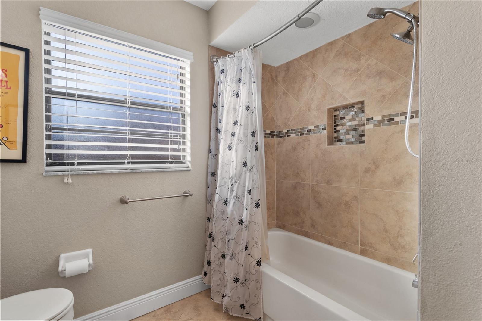 Tub/shower combo in the secondary bath