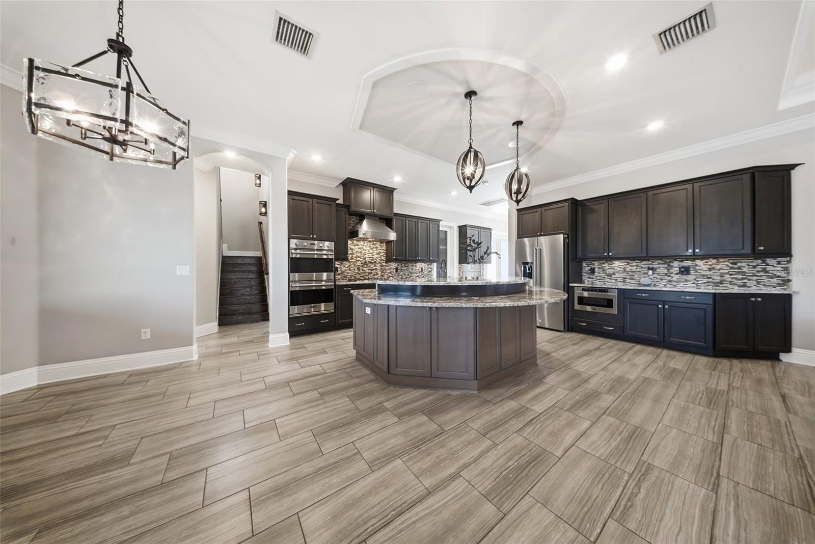 Large kitchen with Viking Appliances and wide open to host parties