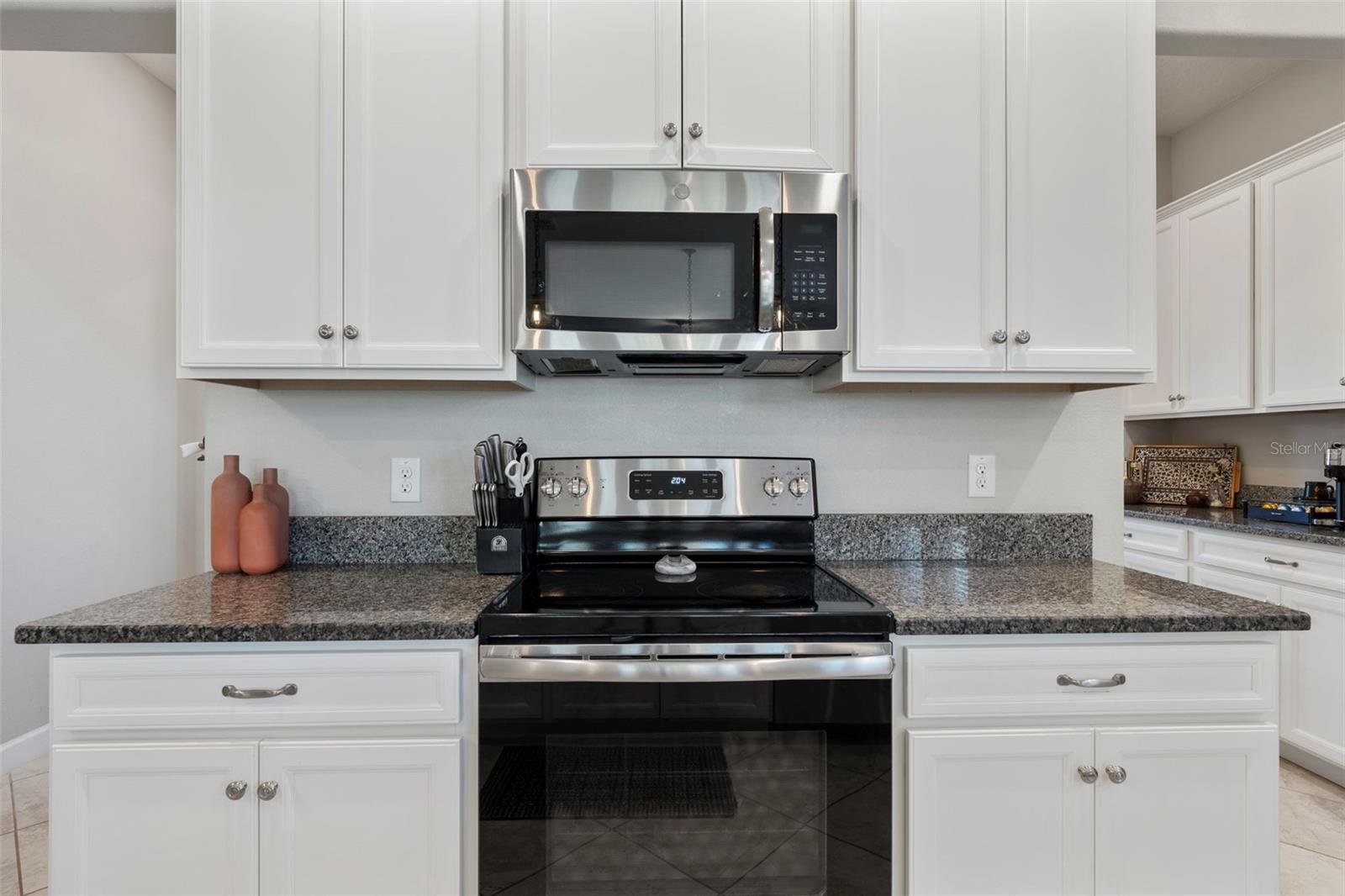 Stove - plenty of space to prep and cook!