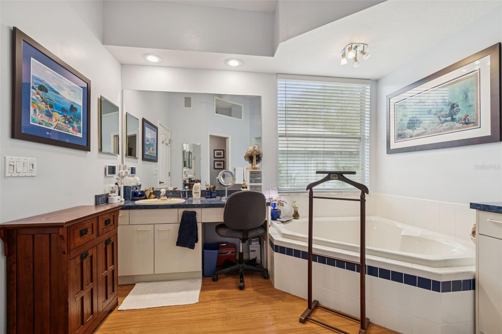 Extended Vanity with Garden Tub