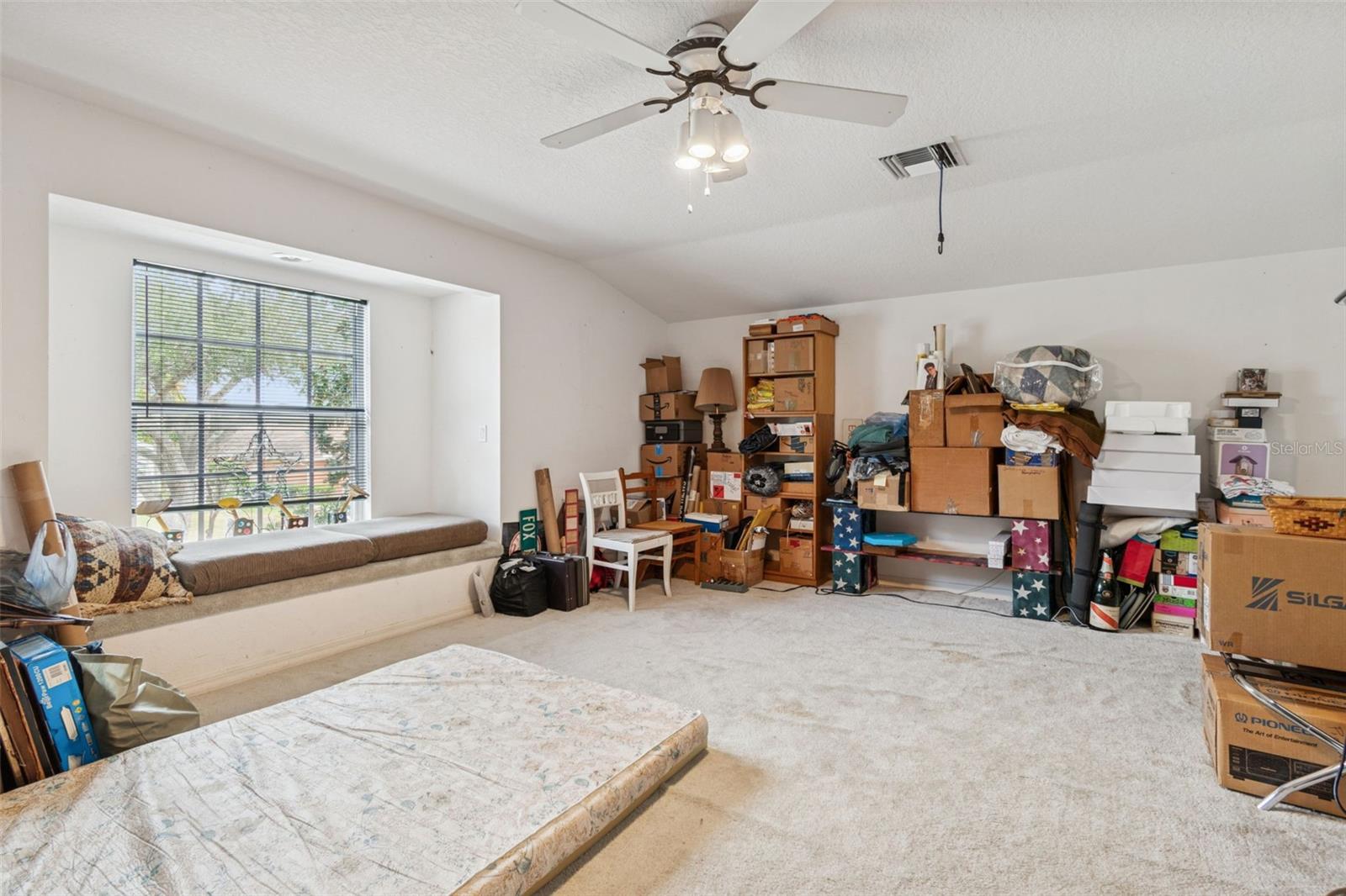 Large Loft with Great Bay Window