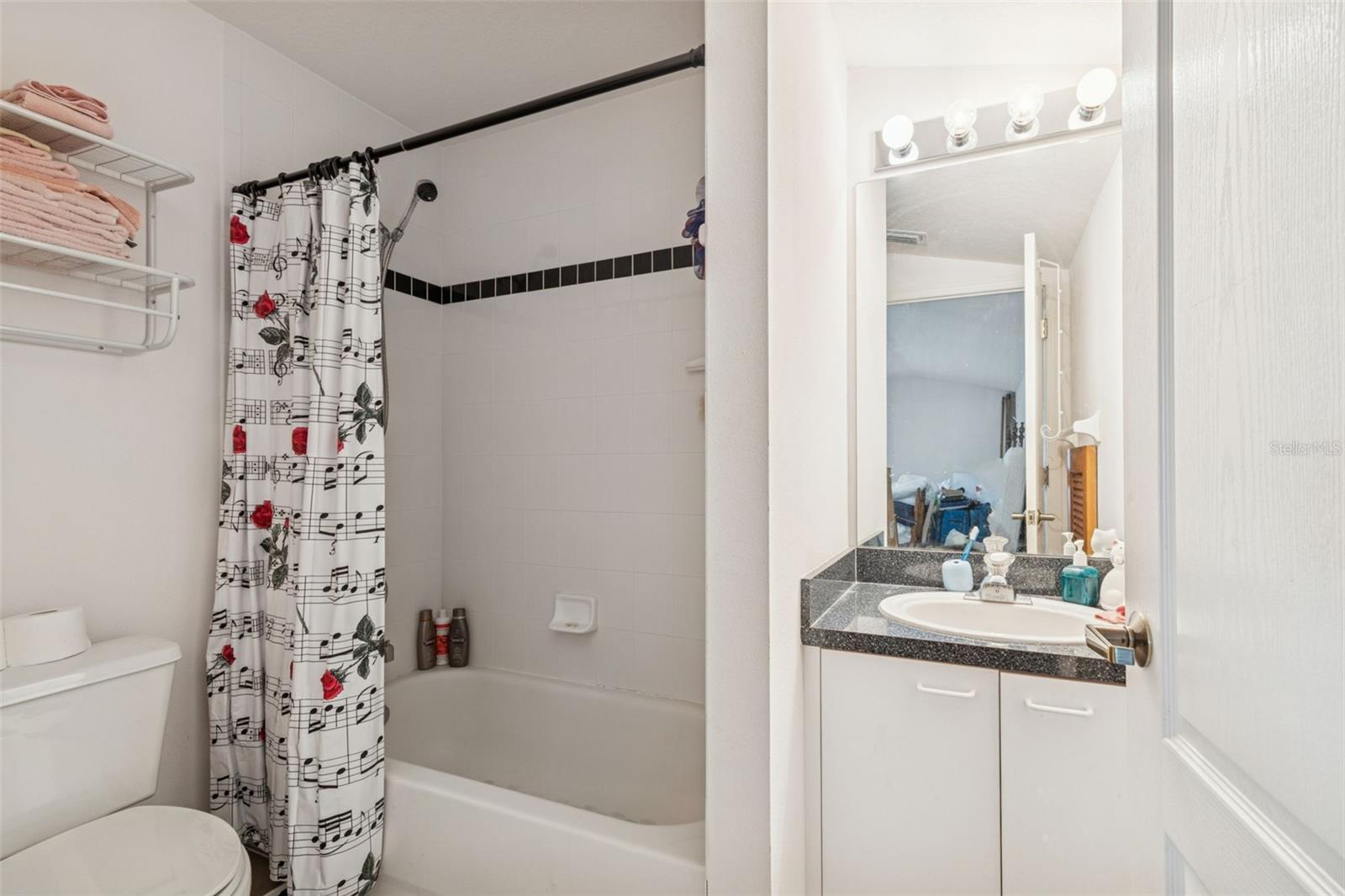 Upstairs Full Bathroom