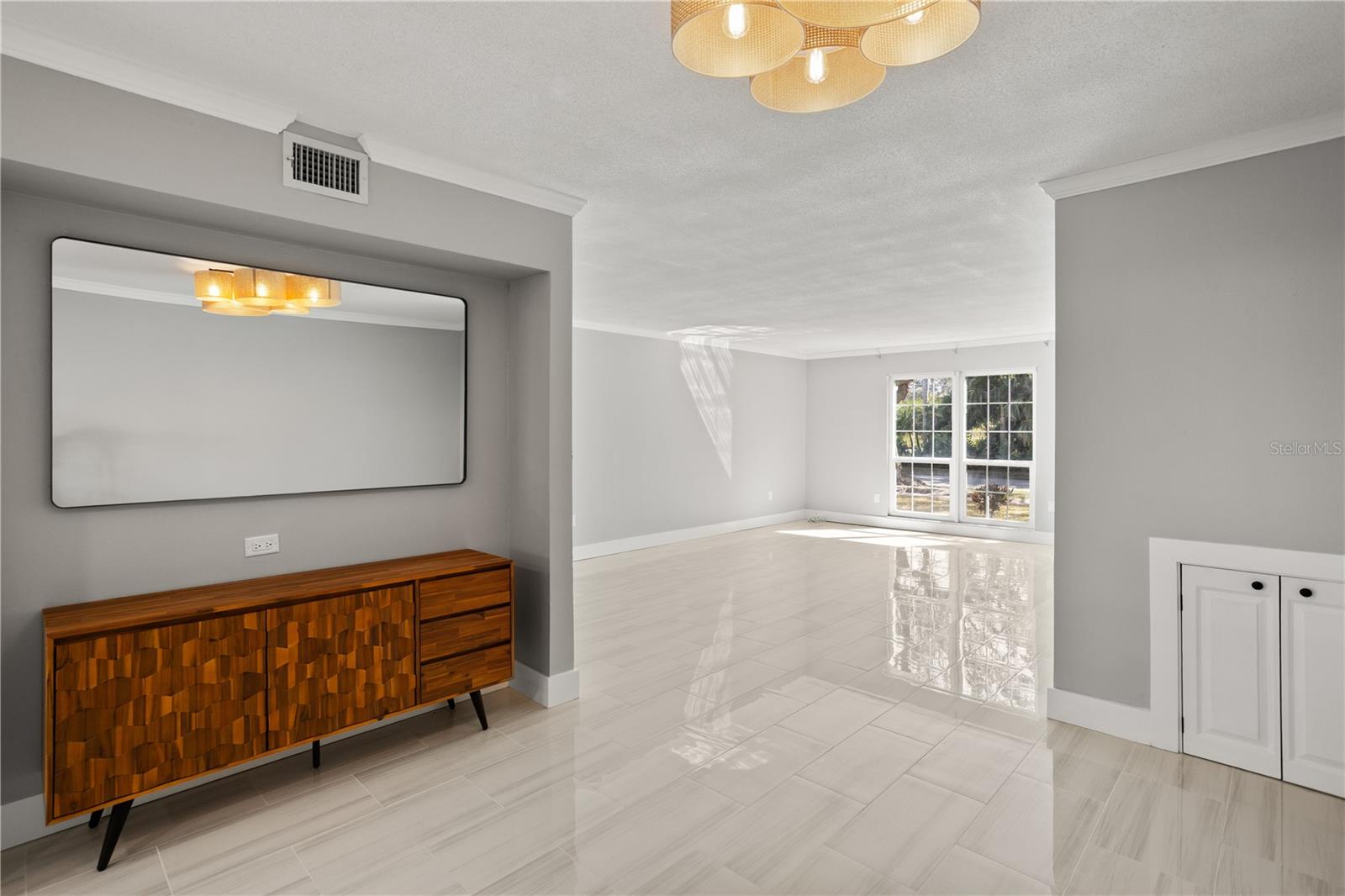 Dining room to living room