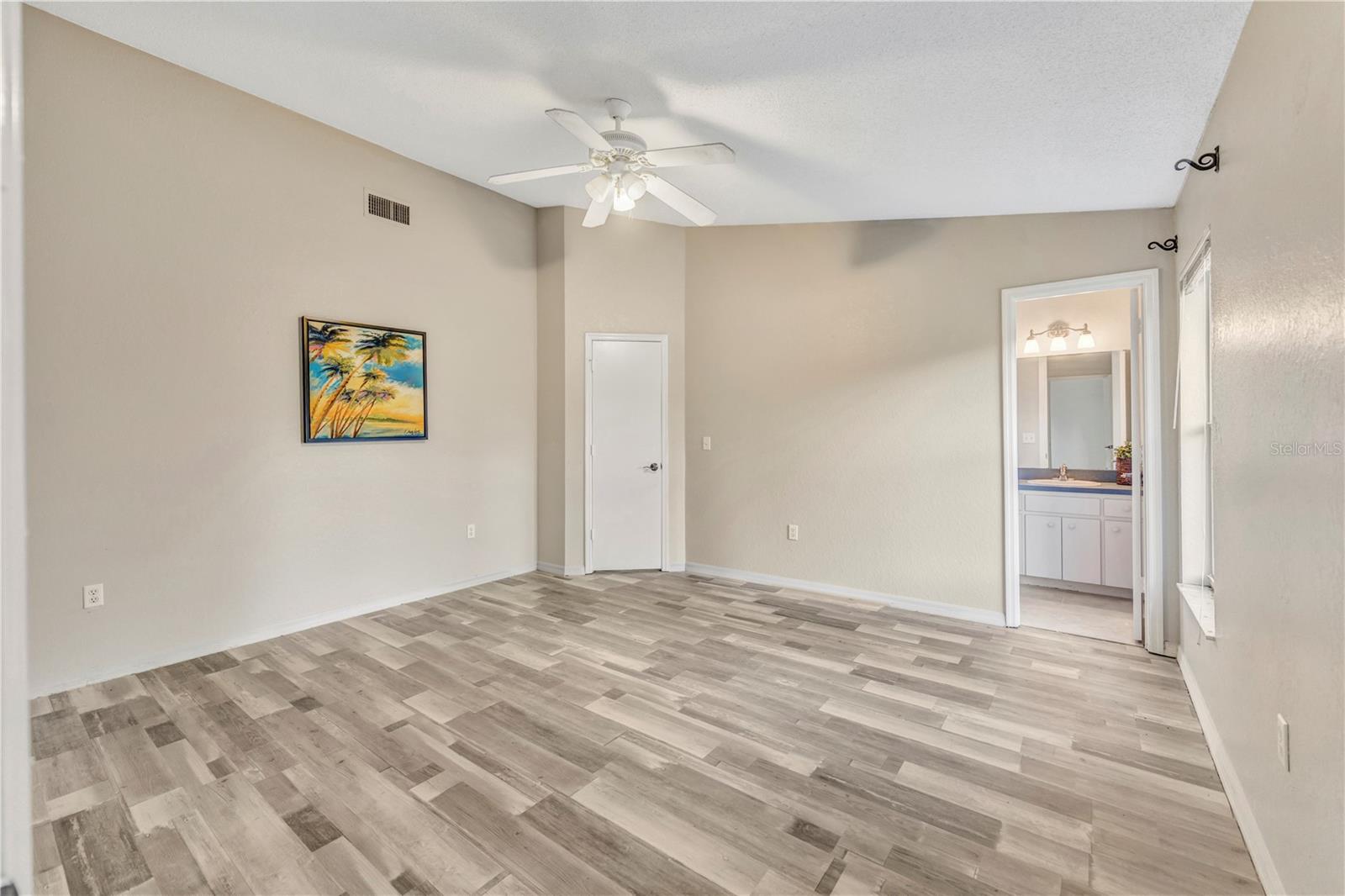 Primary Bedroom w/ ensuite bathroom and walk in closet