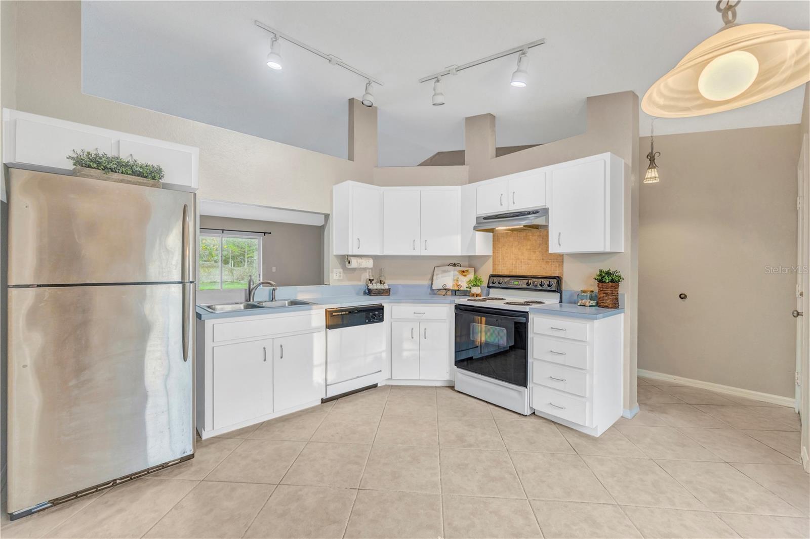 Kitchen w/ eat in dinette ares and pass through to the family room