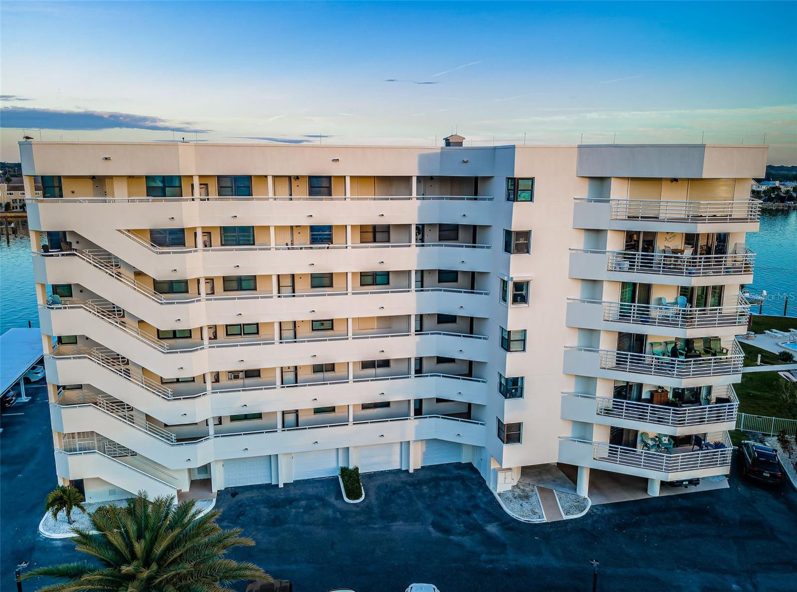 Gorgeous Top Floor Panoramic Views