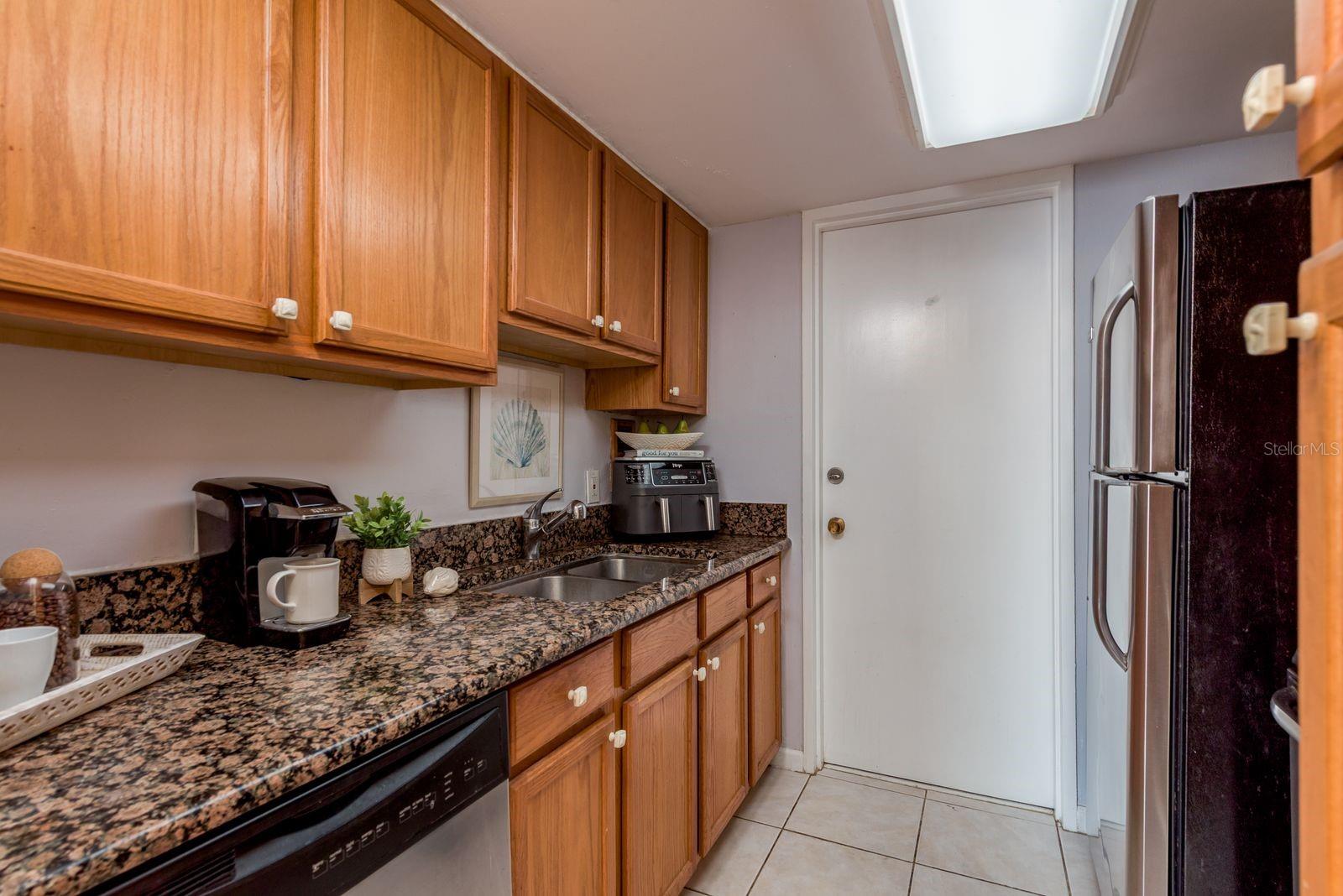 Modern Kitchen w Extra Storage