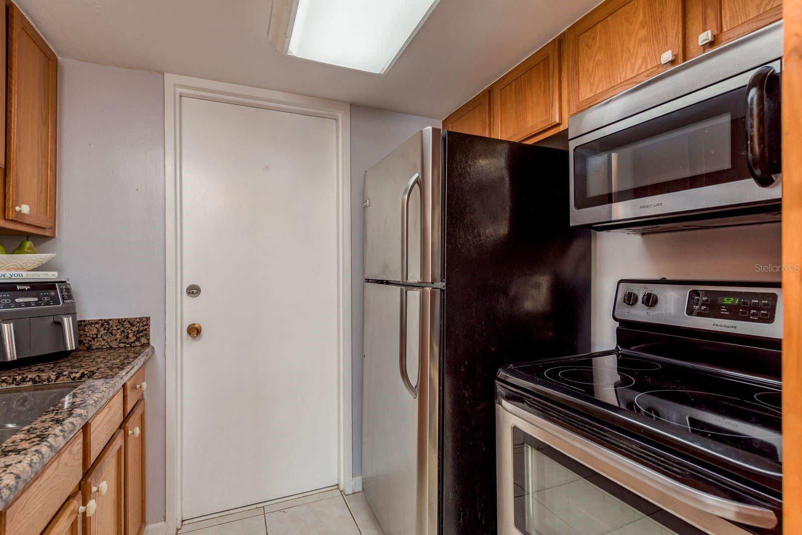 Kitchen w Stainless Steel Appliances