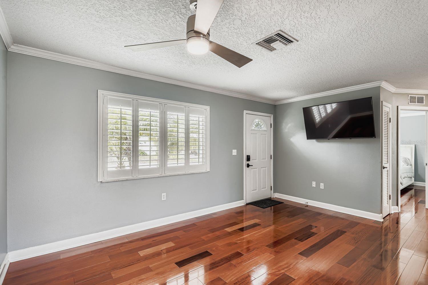 Living Room/ Front entrance
