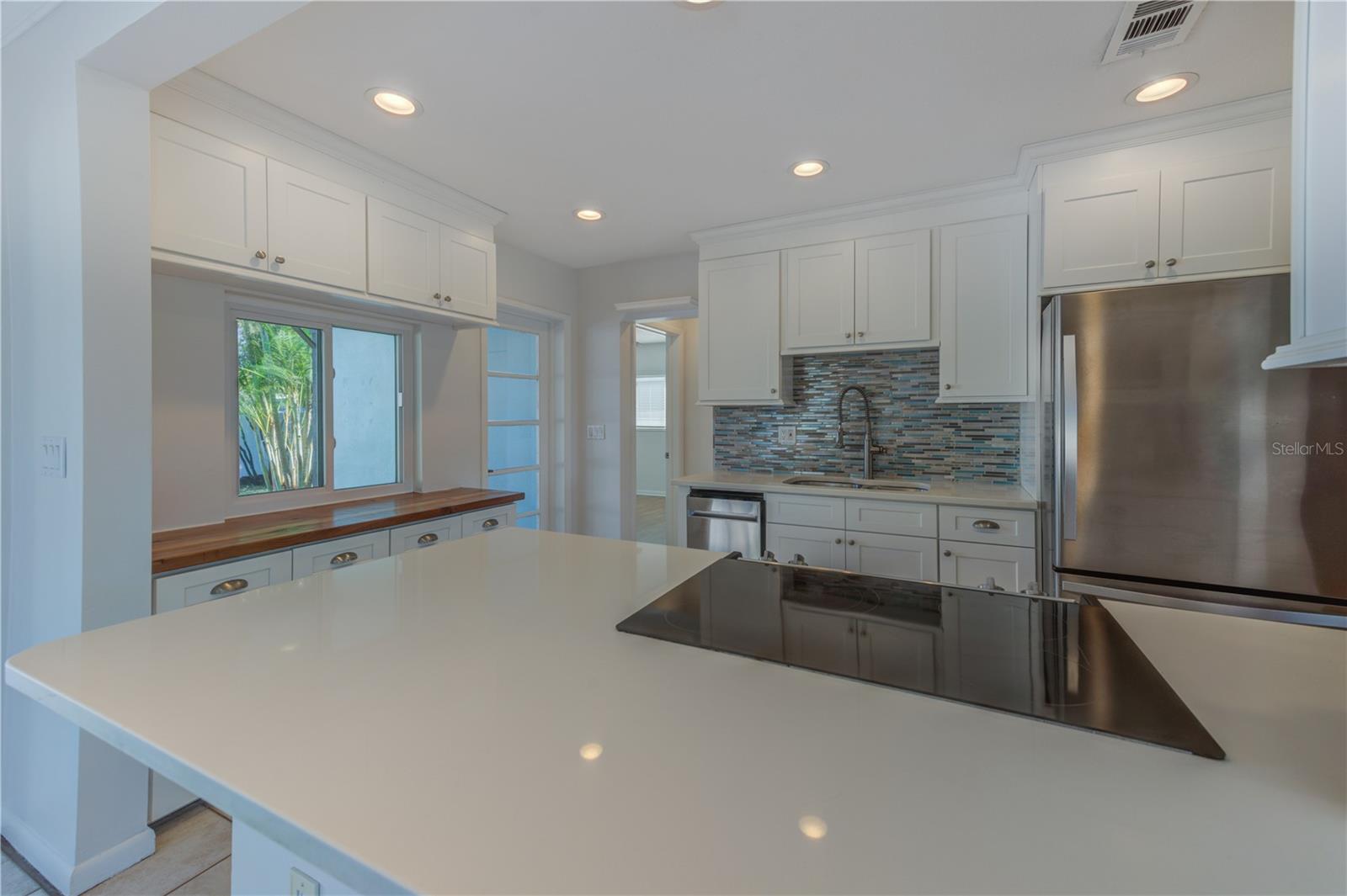 BEAUTIFUL TILE BACKSPLASH AND SHAKER CABINETS