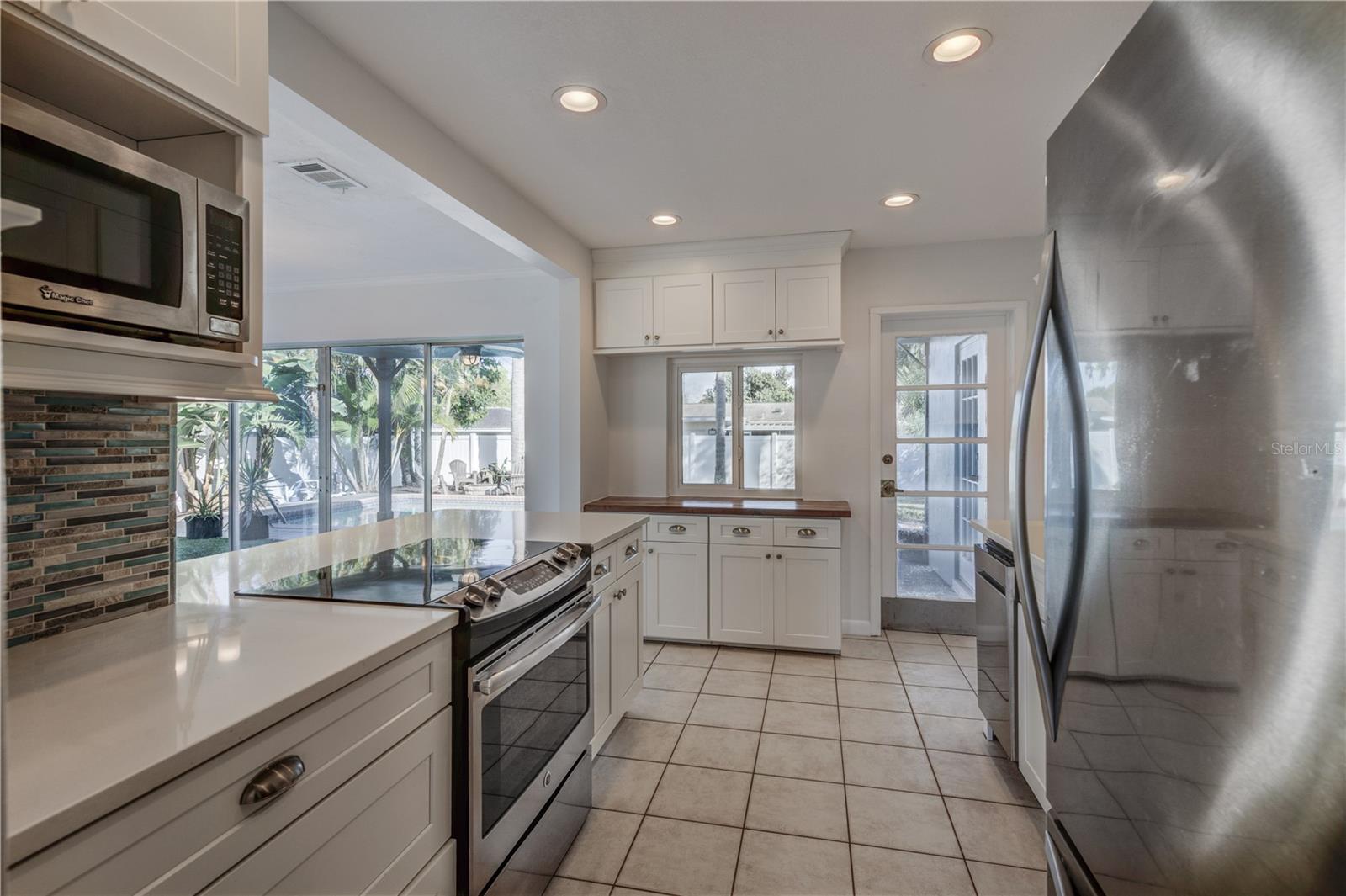 LARGE OPEN KITCHEN MAKING COOKING A PLEASURE