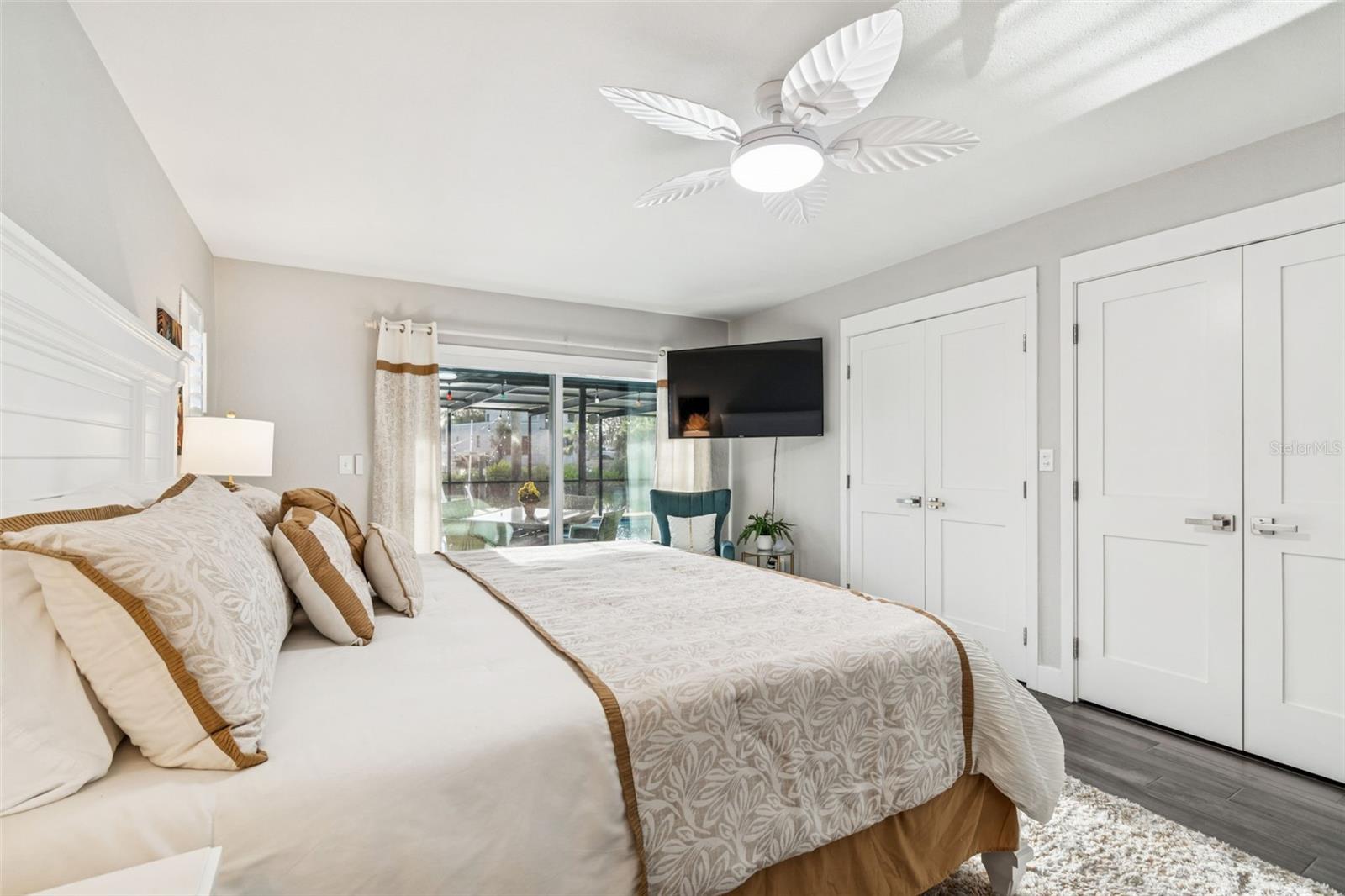 Downstairs primary bedroom