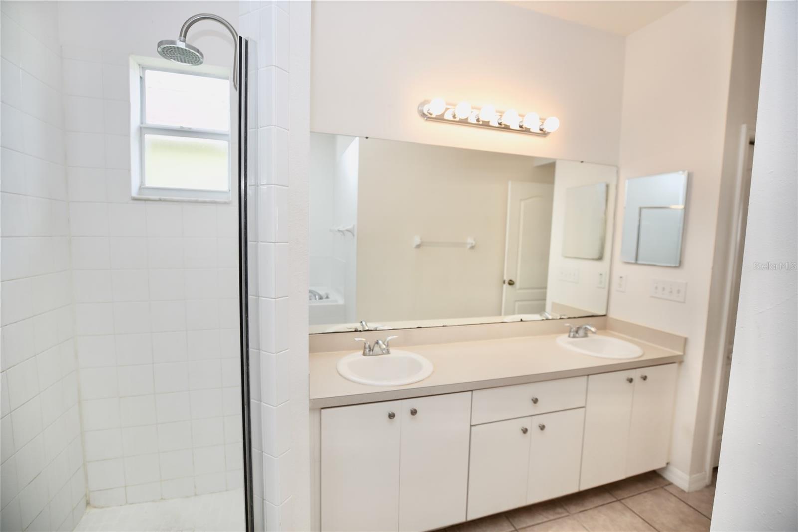 dual sinks in primary bathroom