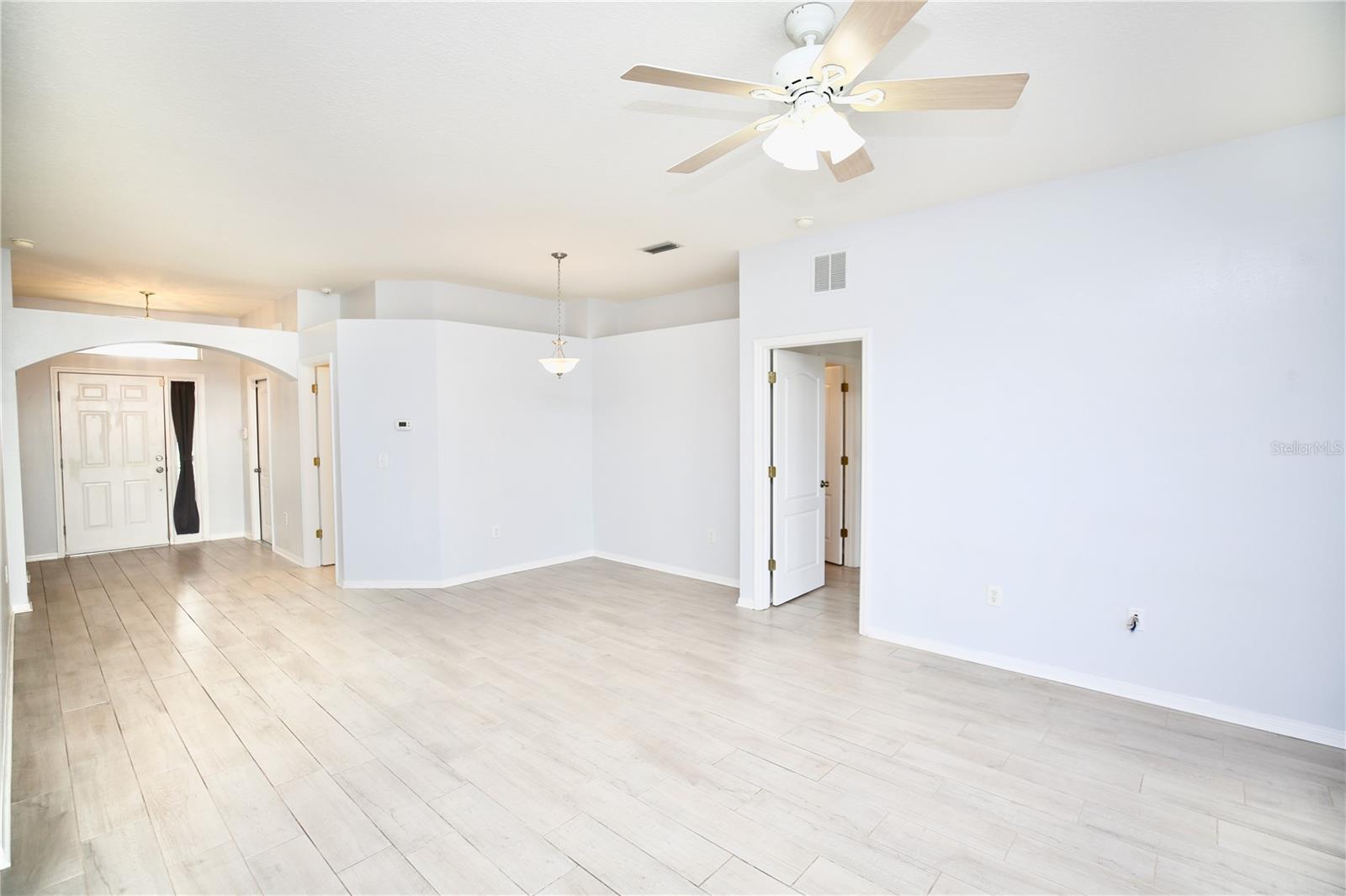 architecture feature in the foyer/entryway