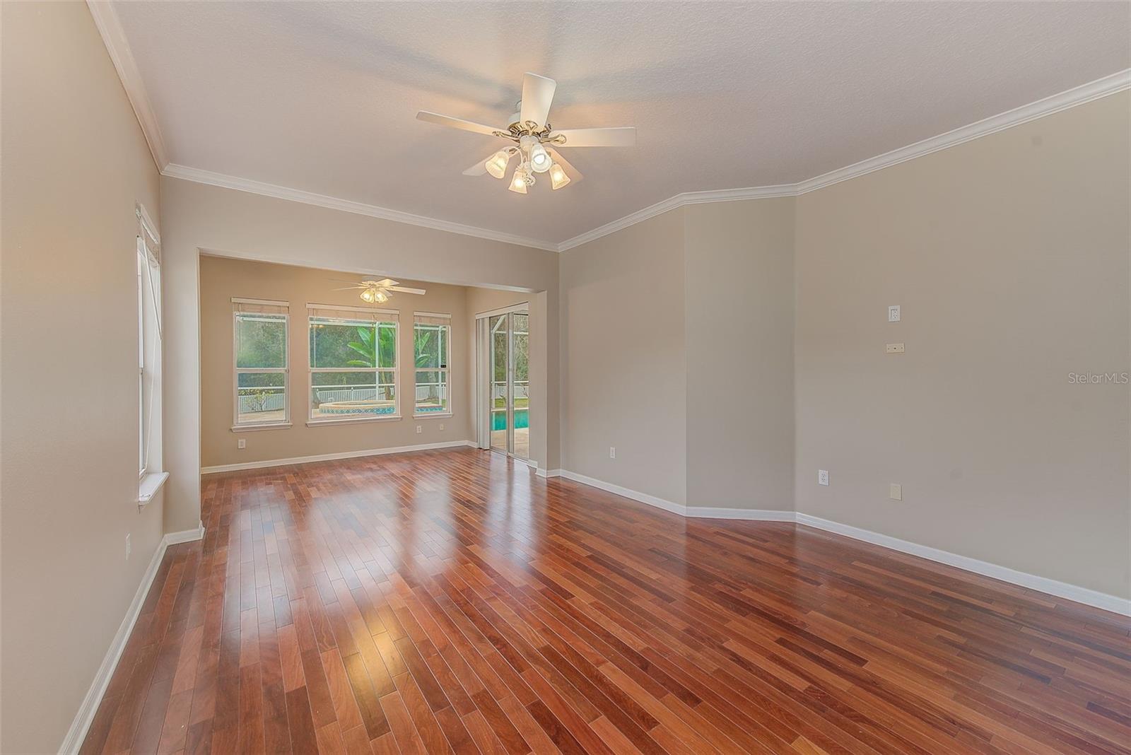 MASTER/PRIMARY SUITE WITH RETREAT AREA