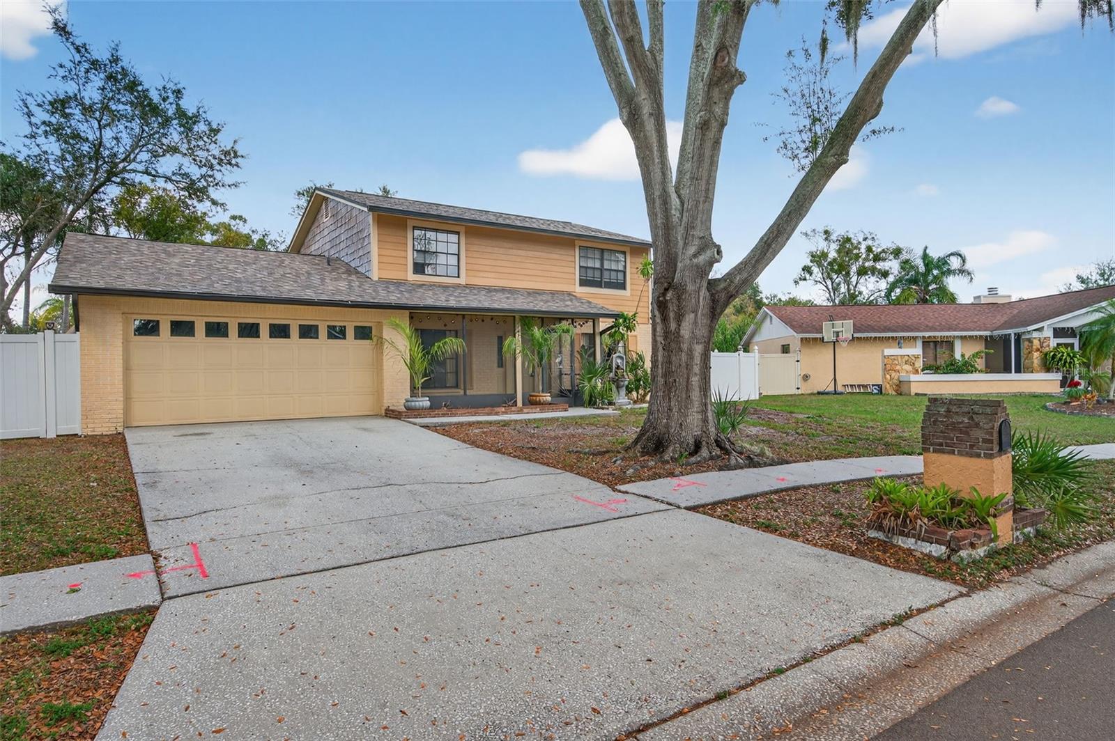 Large driveway for plenty of parking