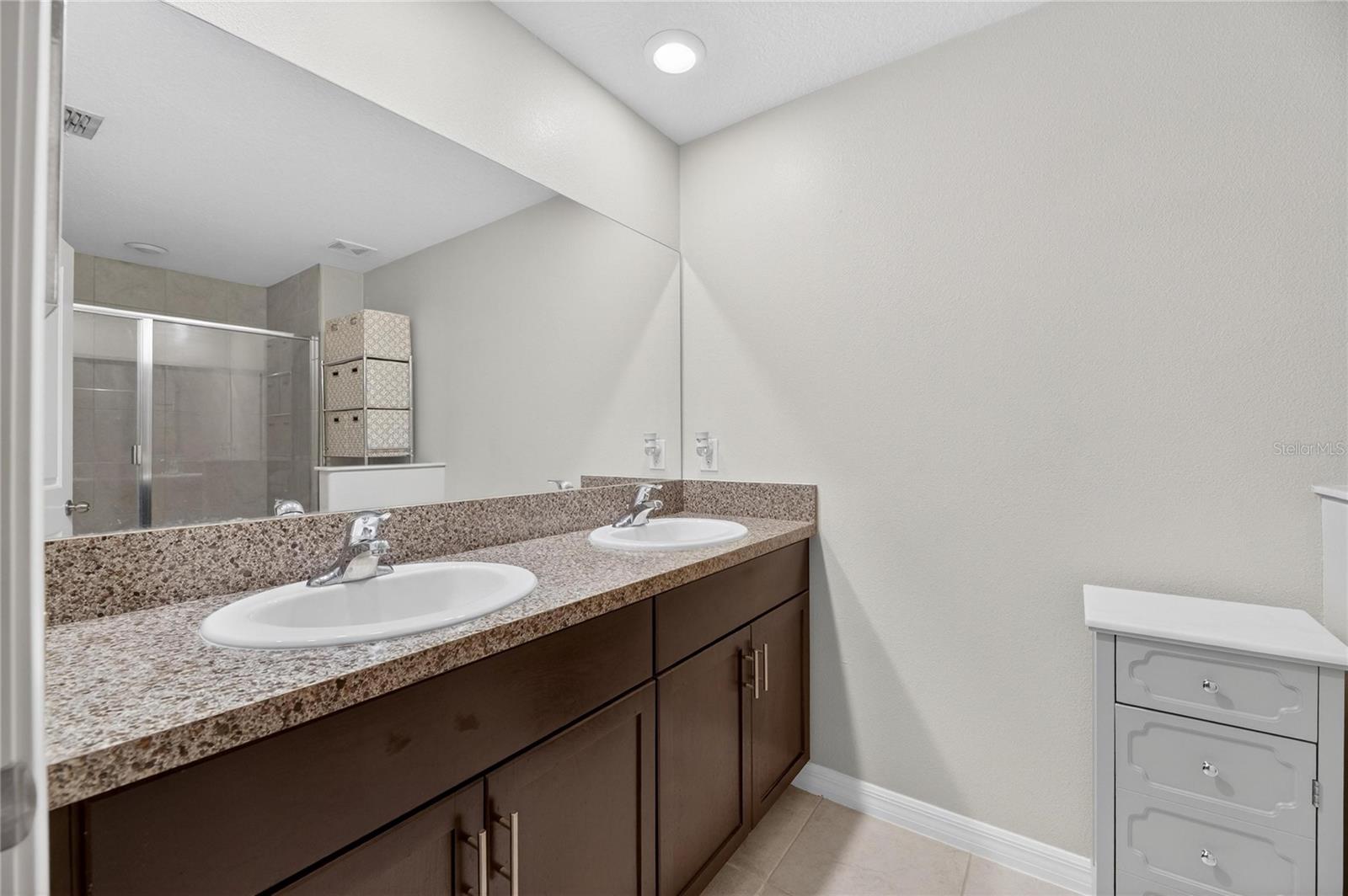 Double sinks primary bath