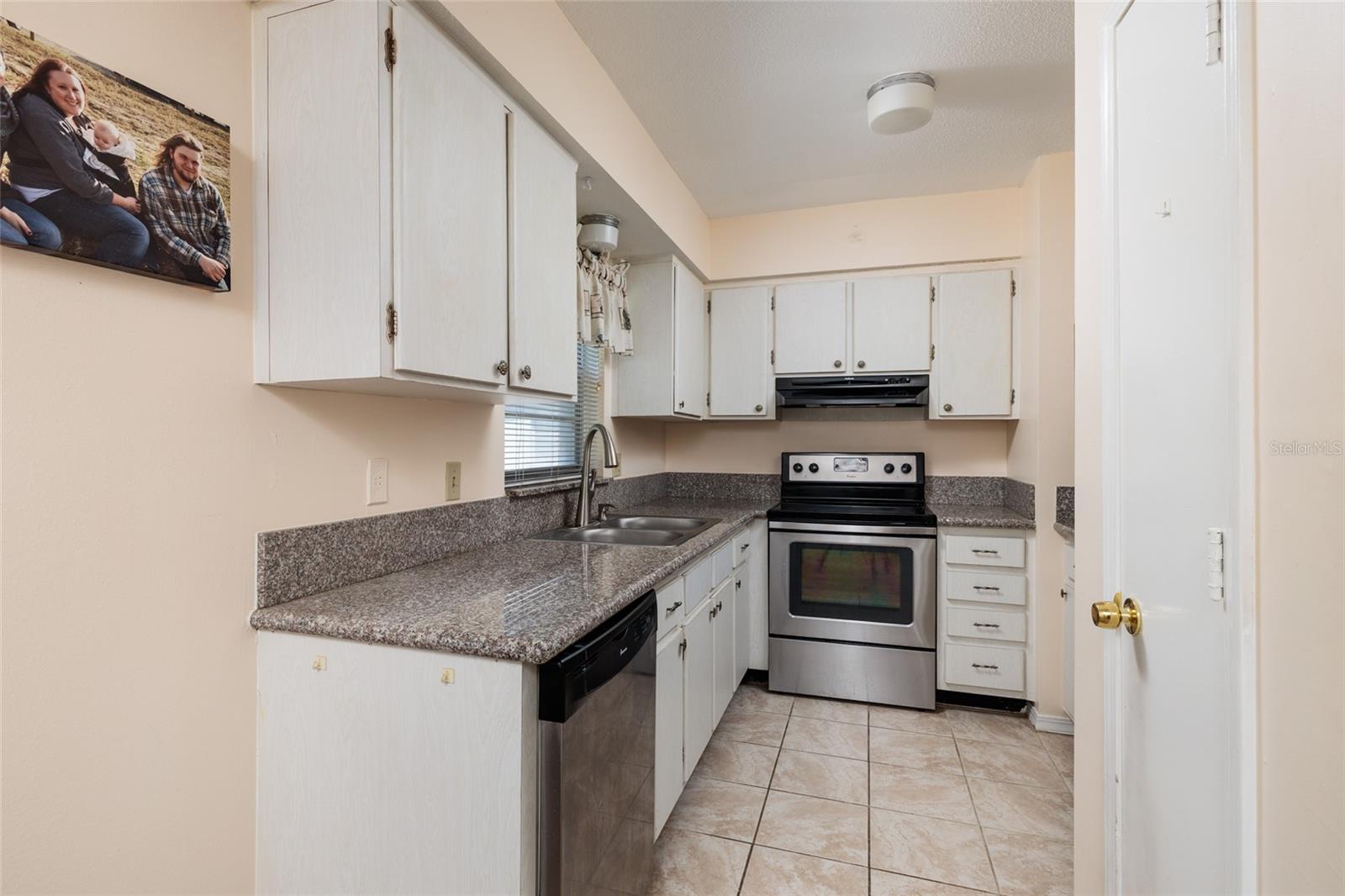 Kitchen w/Granite counters & pantry.