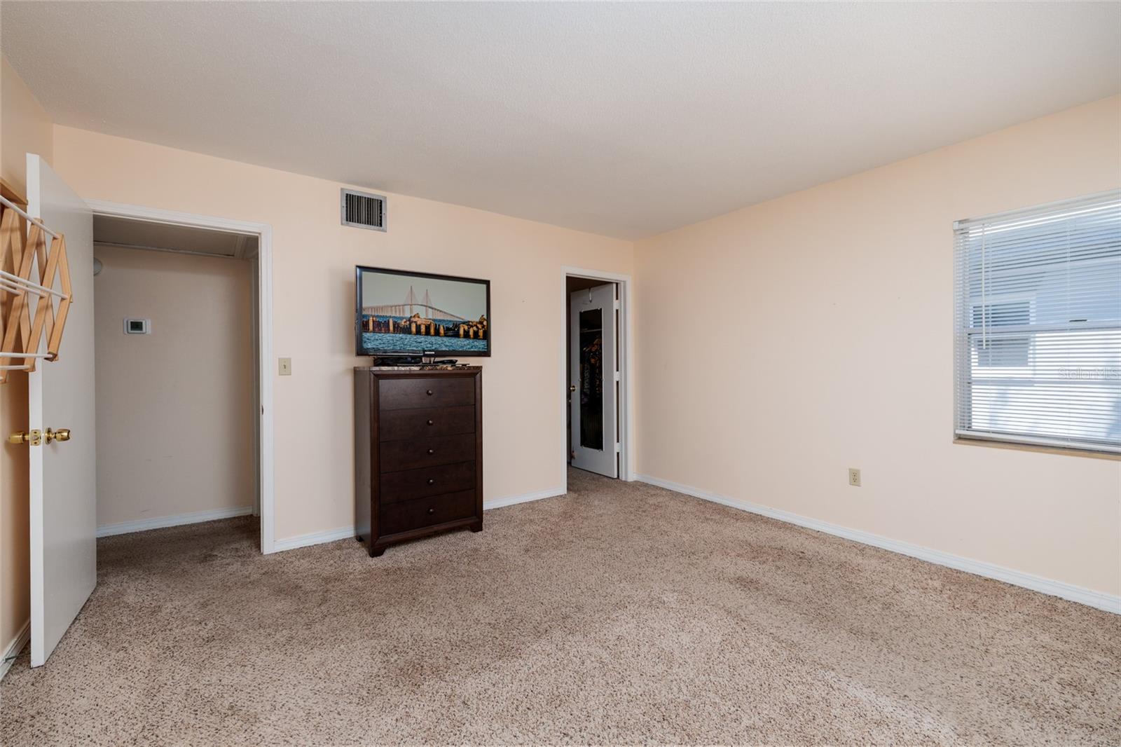 Bedroom w/Walk-in closet.