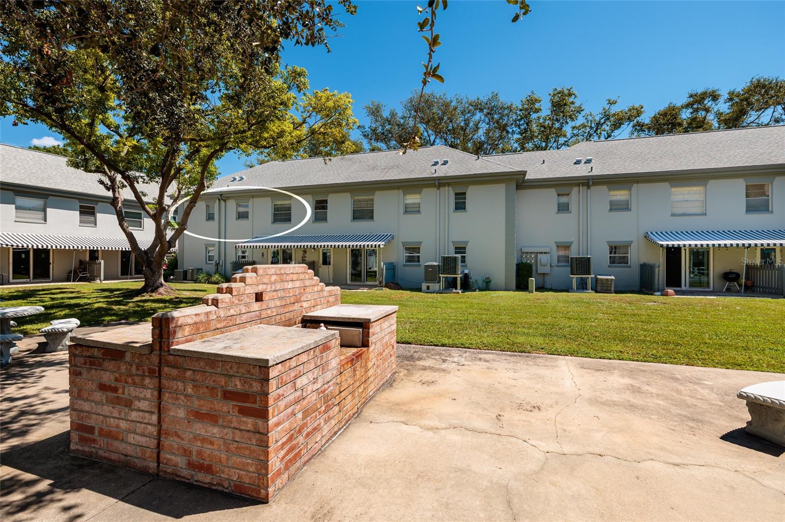 Courtyard & grilling area w/picnic tables.