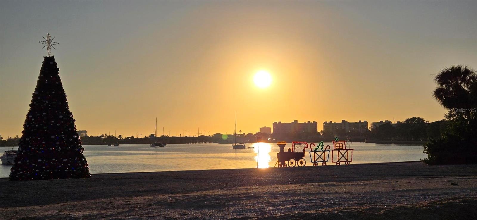 Sunset at Shore Dr S park in South Pasadena.