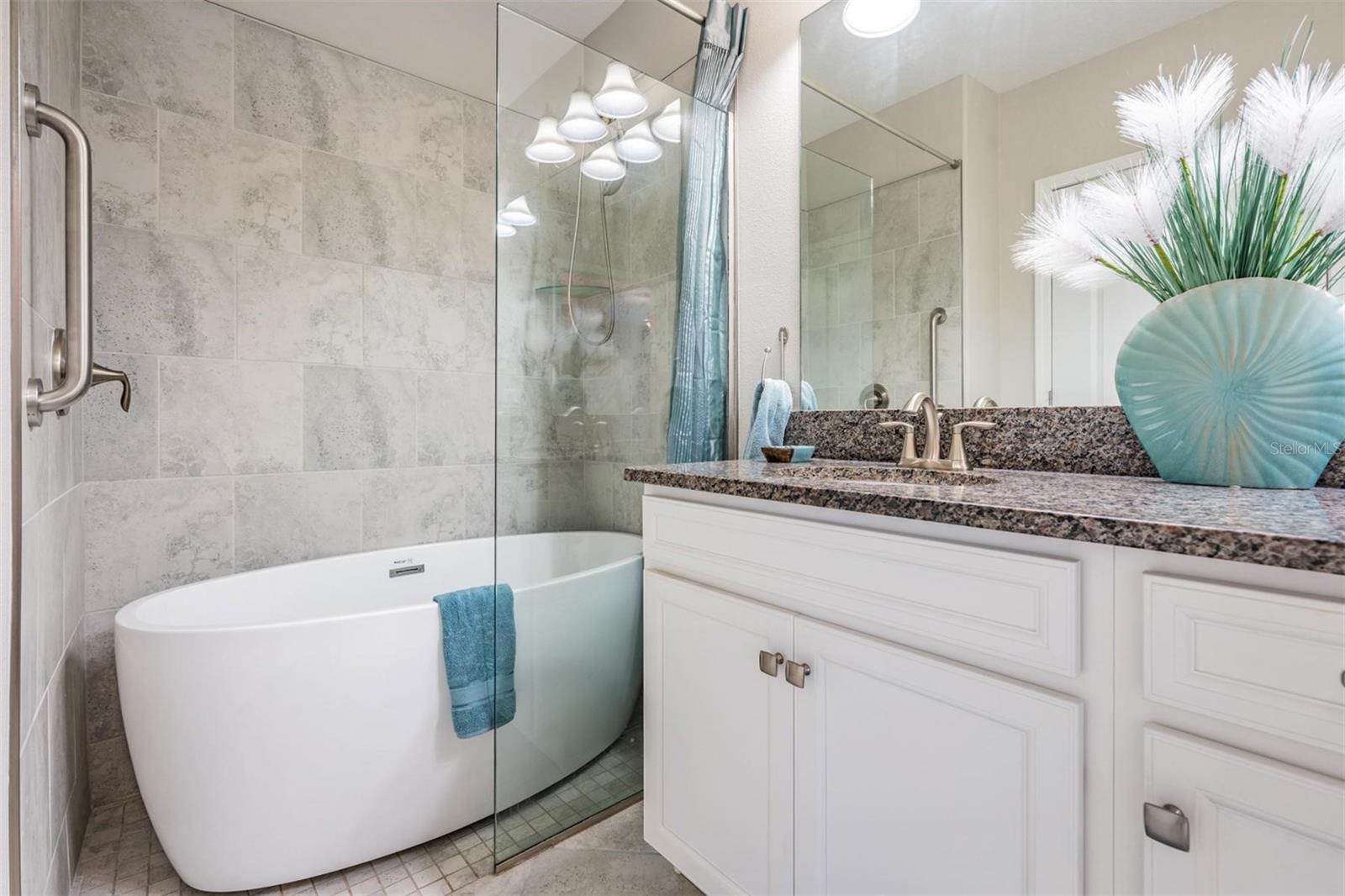 Dual sinks and soaking tub!