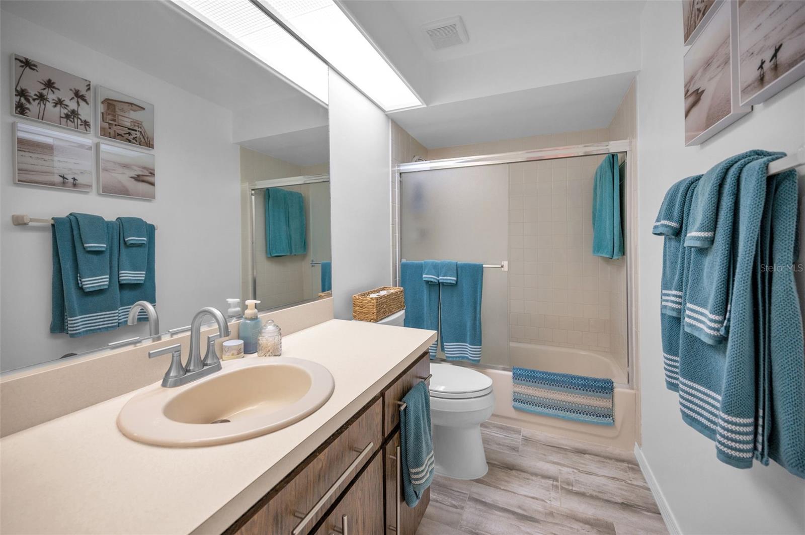 Upper Level Full Bathroom #2