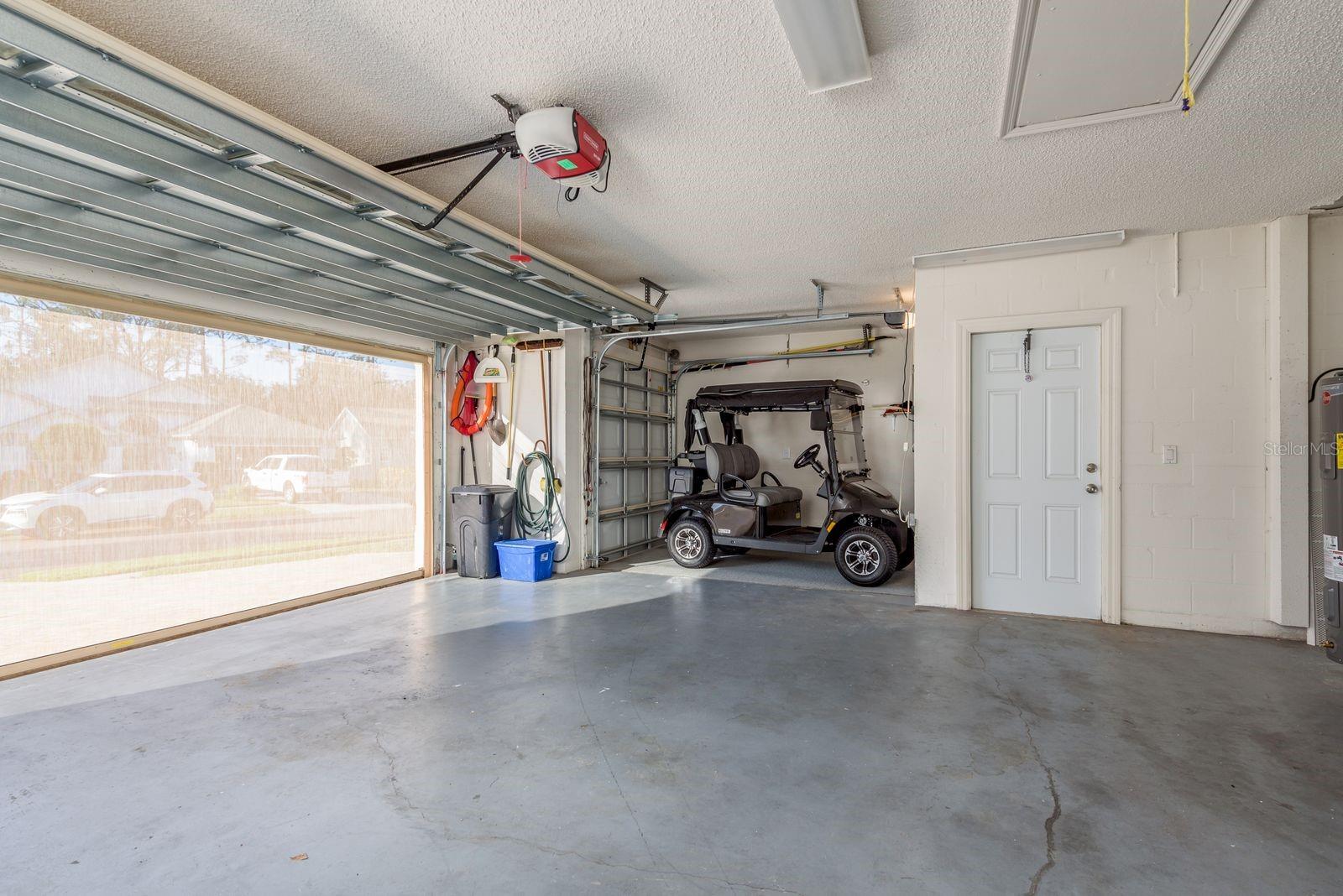 GARAGE WITH SCREEN
