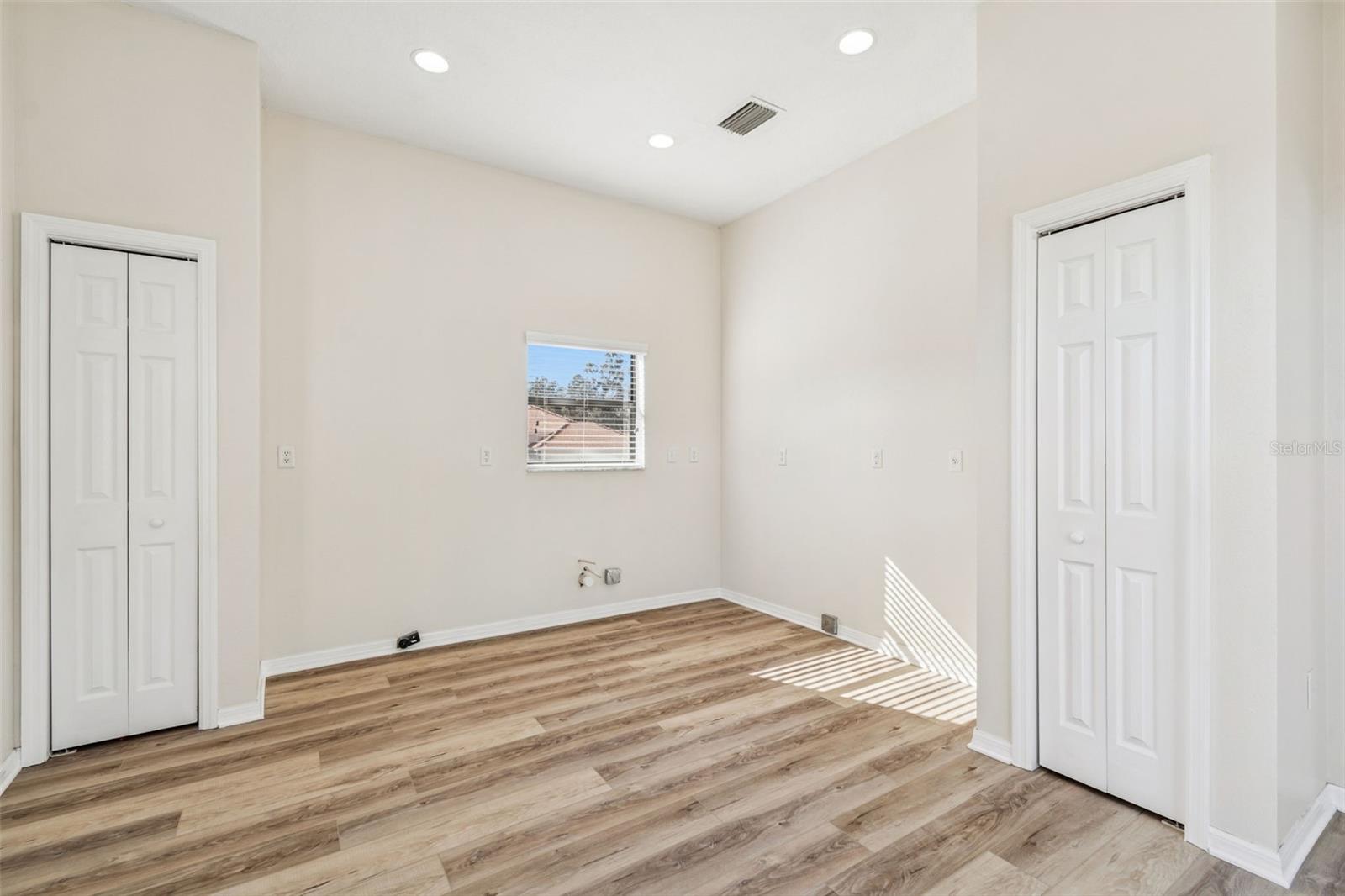 Mother in law suite - Bedroom with kitchenette and laundry hookups