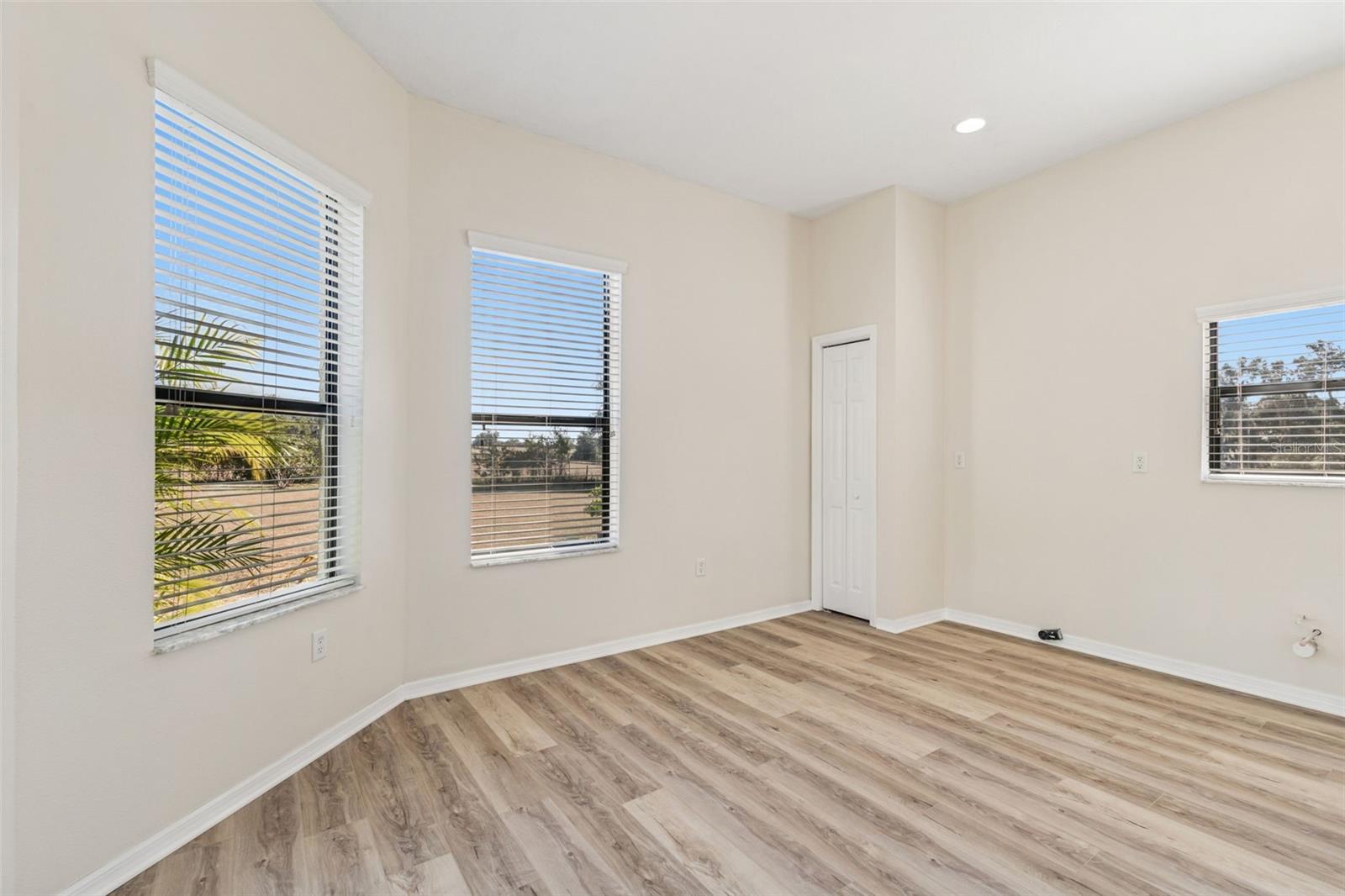 Mother in law suite - Bedroom(5th) with kitchenette and laundry hookups
