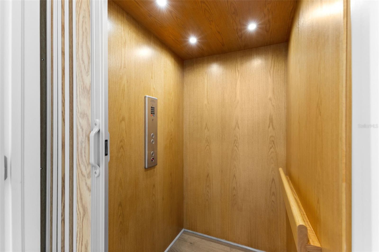 Private 950lb ELEVATOR