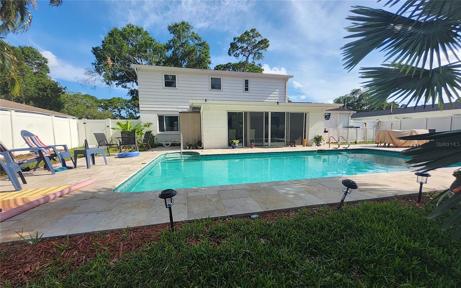 Spacious back yard with Pool