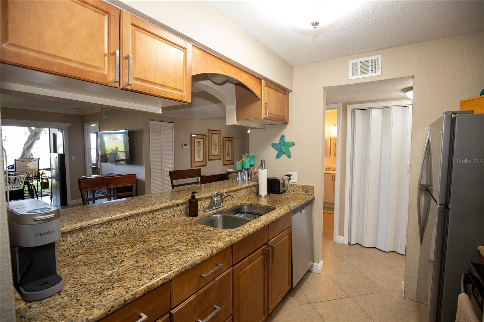 Granite counter tops & newer stainless steel appliances