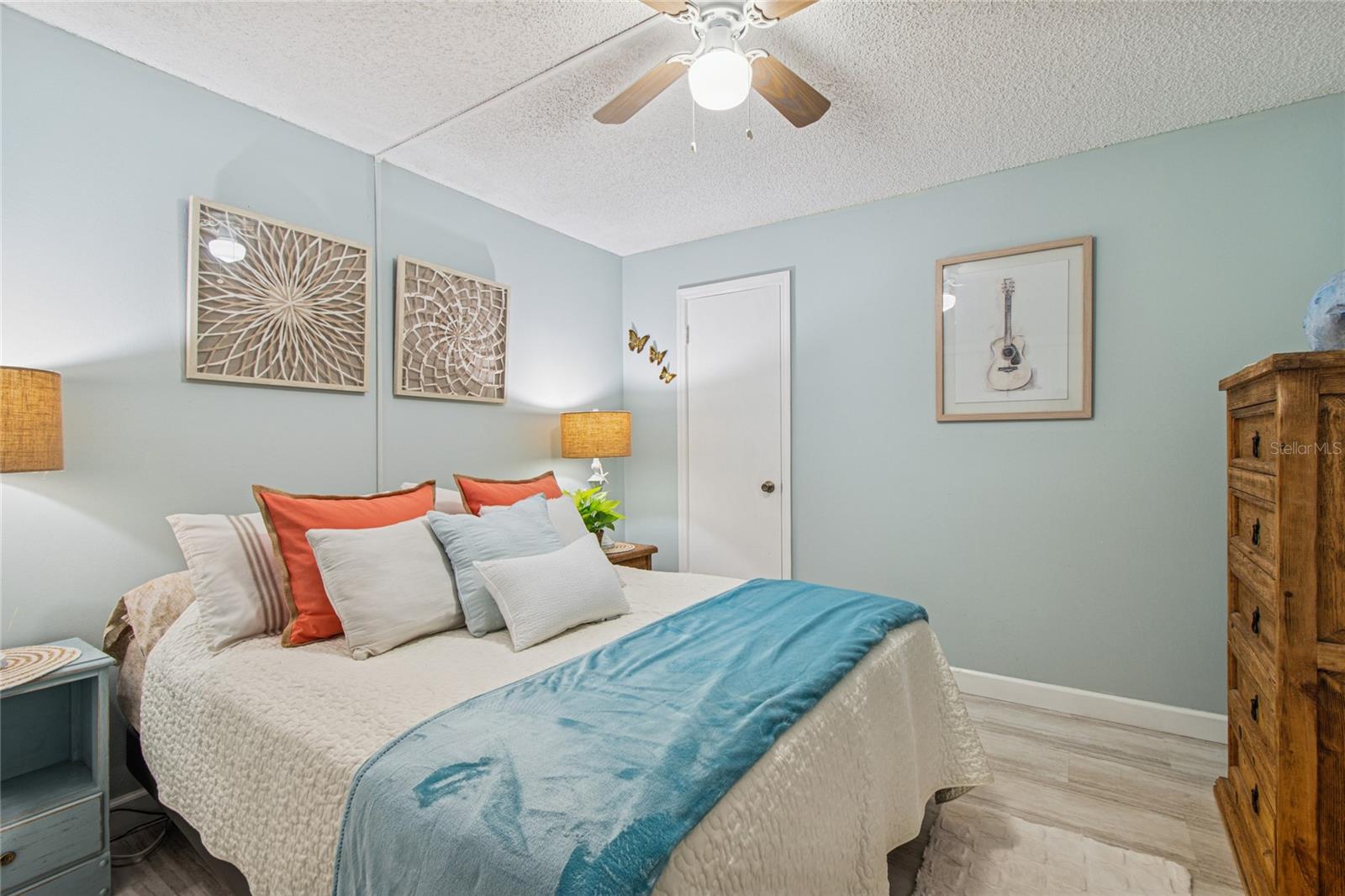 Guest bedroom - split floorpan