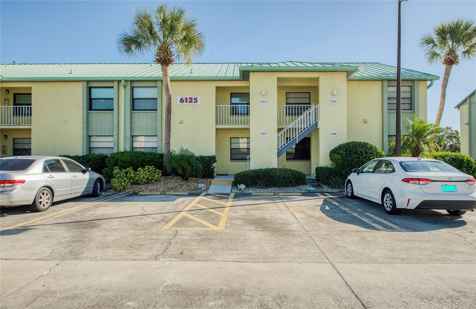 1st Floor / End Unit