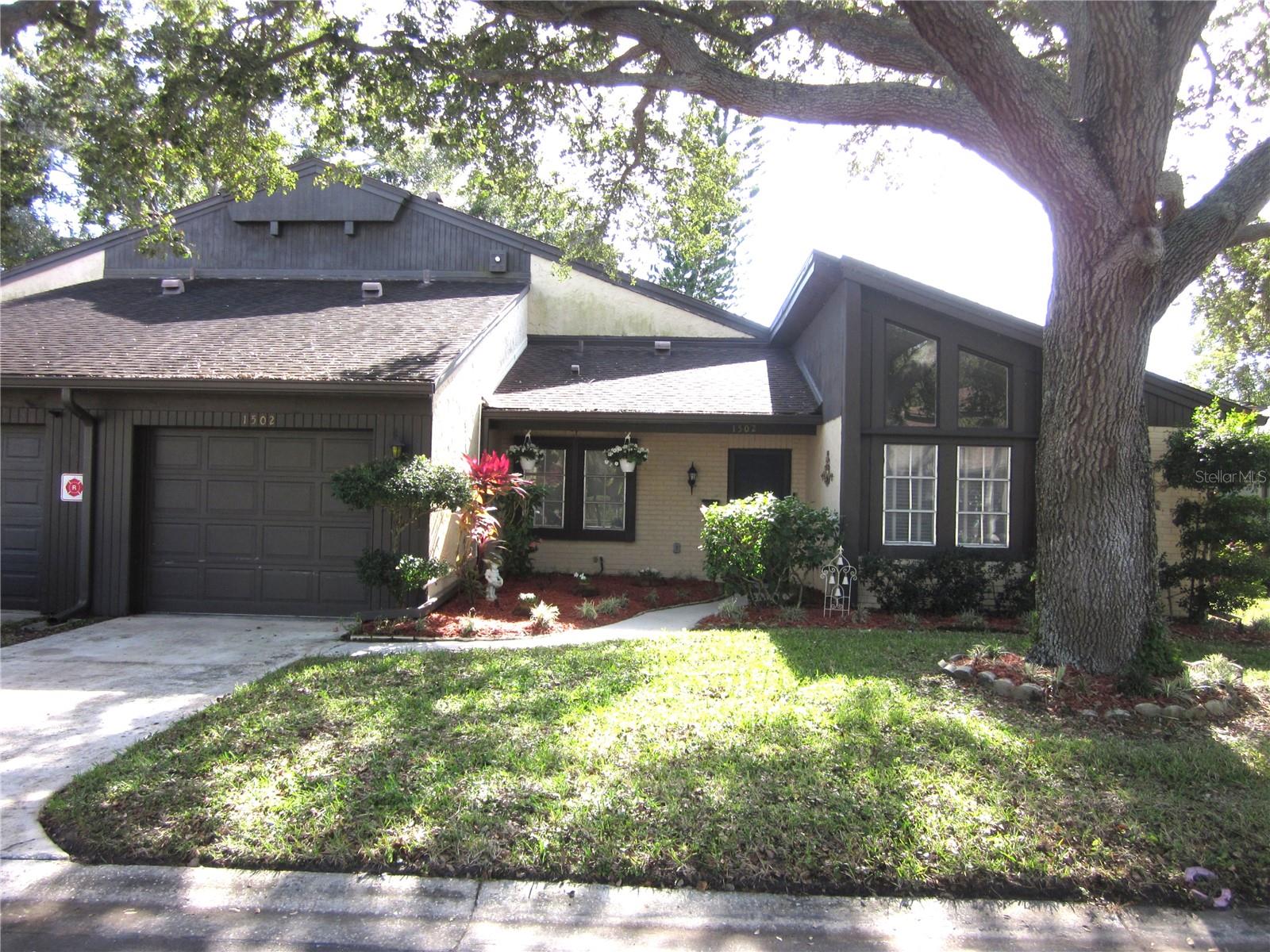 Spacious two story townhome-style villa! Great "Curb appeal" with mature front oak!