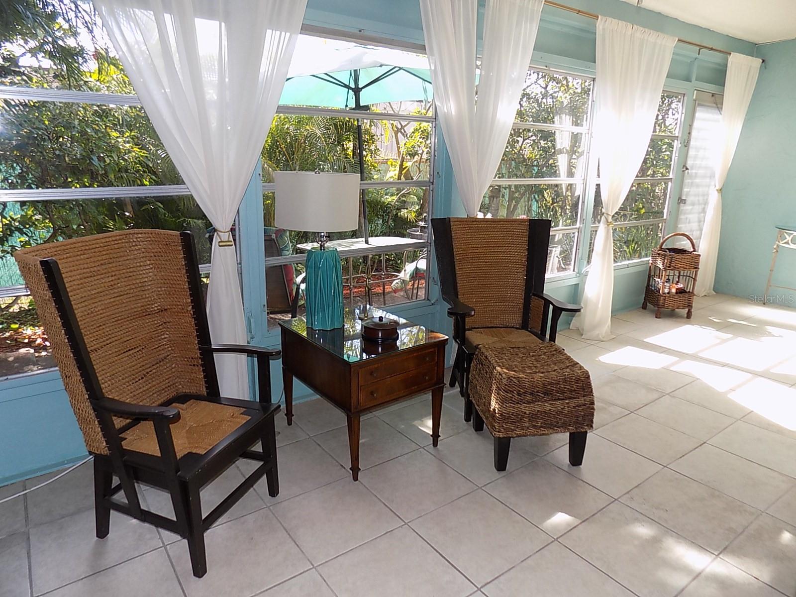 Light & bright sunroom