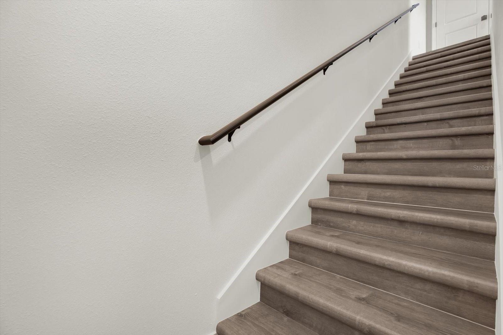 LUXURY VINYL WOOD LOOK TREADS ON